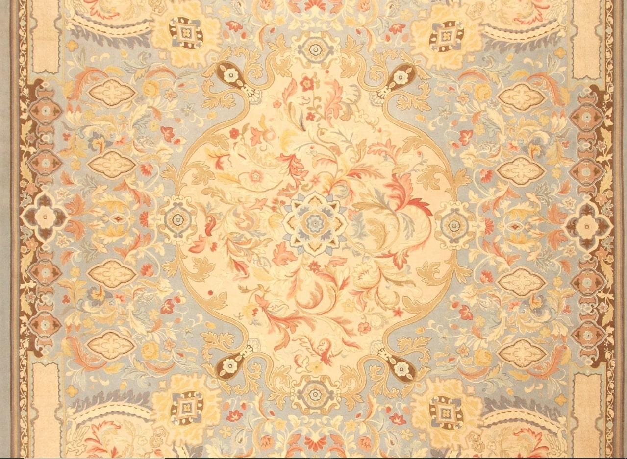 Tappeto 'Amarangier' - dimensioni 10' x 14'
Materiale: 85% lana - 15% seta
Si tratta di un tappeto unico e di un pezzo raro. Un'opera d'arte davvero notevole. Questo tappeto è stato annodato a mano con la migliore lana della Nuova Zelanda da abili