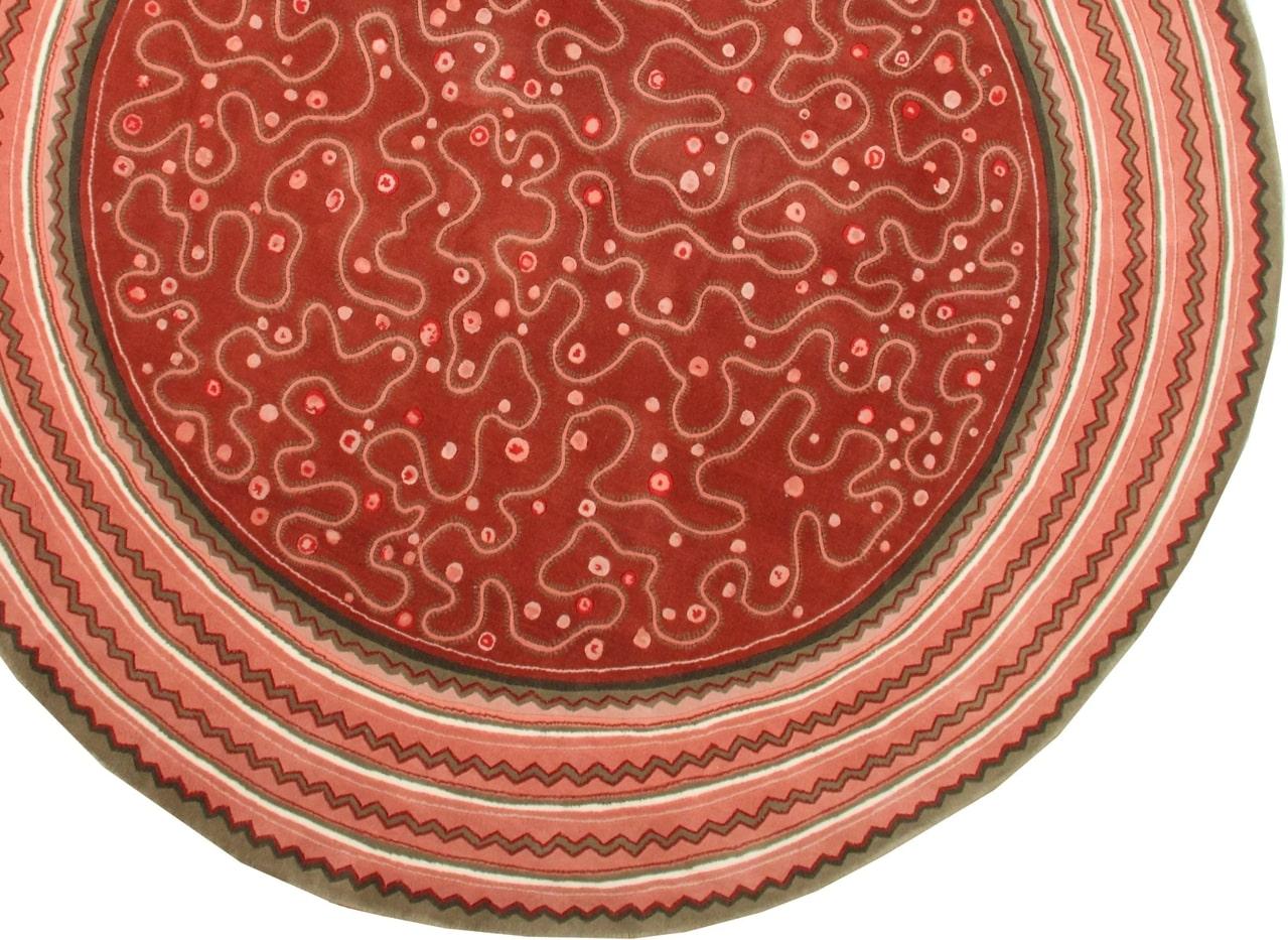 Via Como - Tapis 'Sgrizzoli Art Deco' - Taille 8' x 8'
Matière : 100% laine

Voici Via Como, le summum des tapis noués à la main haut de gamme. Réputés pour leur qualité artistique inégalée et leur exclusivité, les tapis Via Como sont