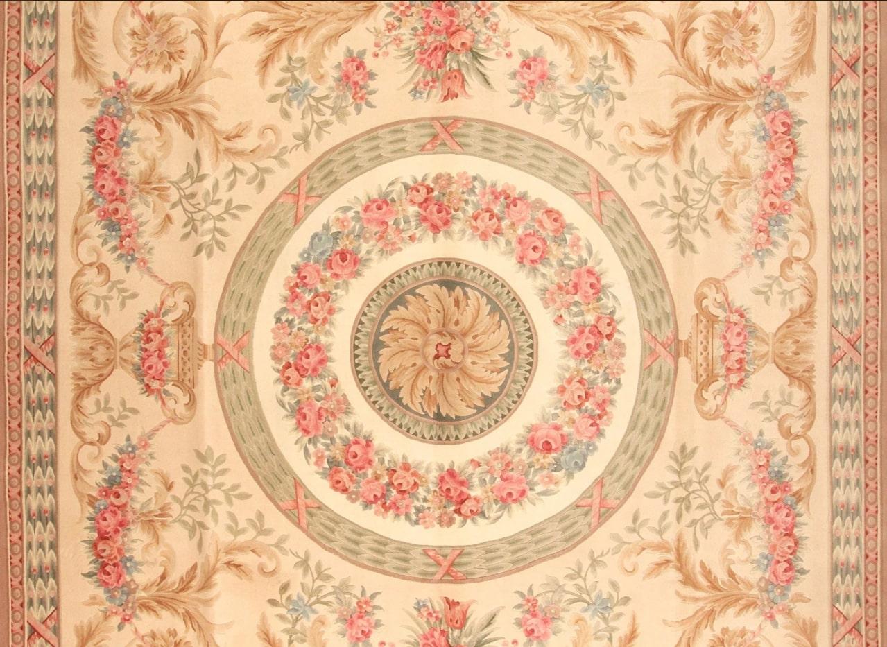 Via Como - Tapis « Vénitien Soft » - Taille 10' x 13'
MATERIAL : 85% laine - 15% soie

Il s'agit d'un tapis unique en son genre et d'une pièce rare. Une œuvre d'art vraiment remarquable. Ce tapis a été noué à la main avec la laine néo-zélandaise la