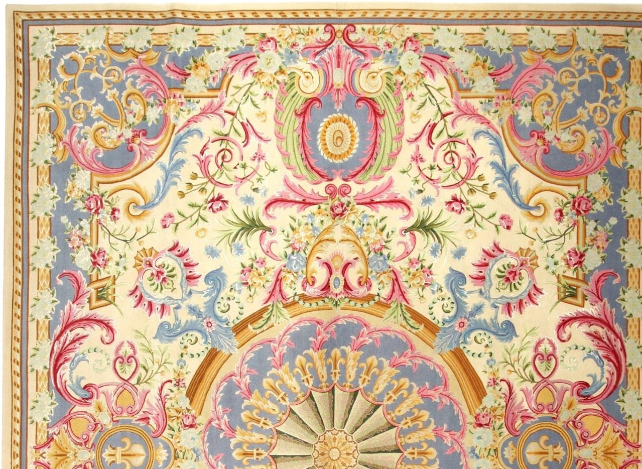 Via Como - „Versailles Due“ Teppich - Größe 10' x 13'
MATERIAL: 85% Wolle - 15% Seide


Es ist ein einzigartiger Teppich und ein seltenes Stück. Ein wirklich bemerkenswertes Kunstwerk. Dieser Teppich wurde aus feinster neuseeländischer Wolle von