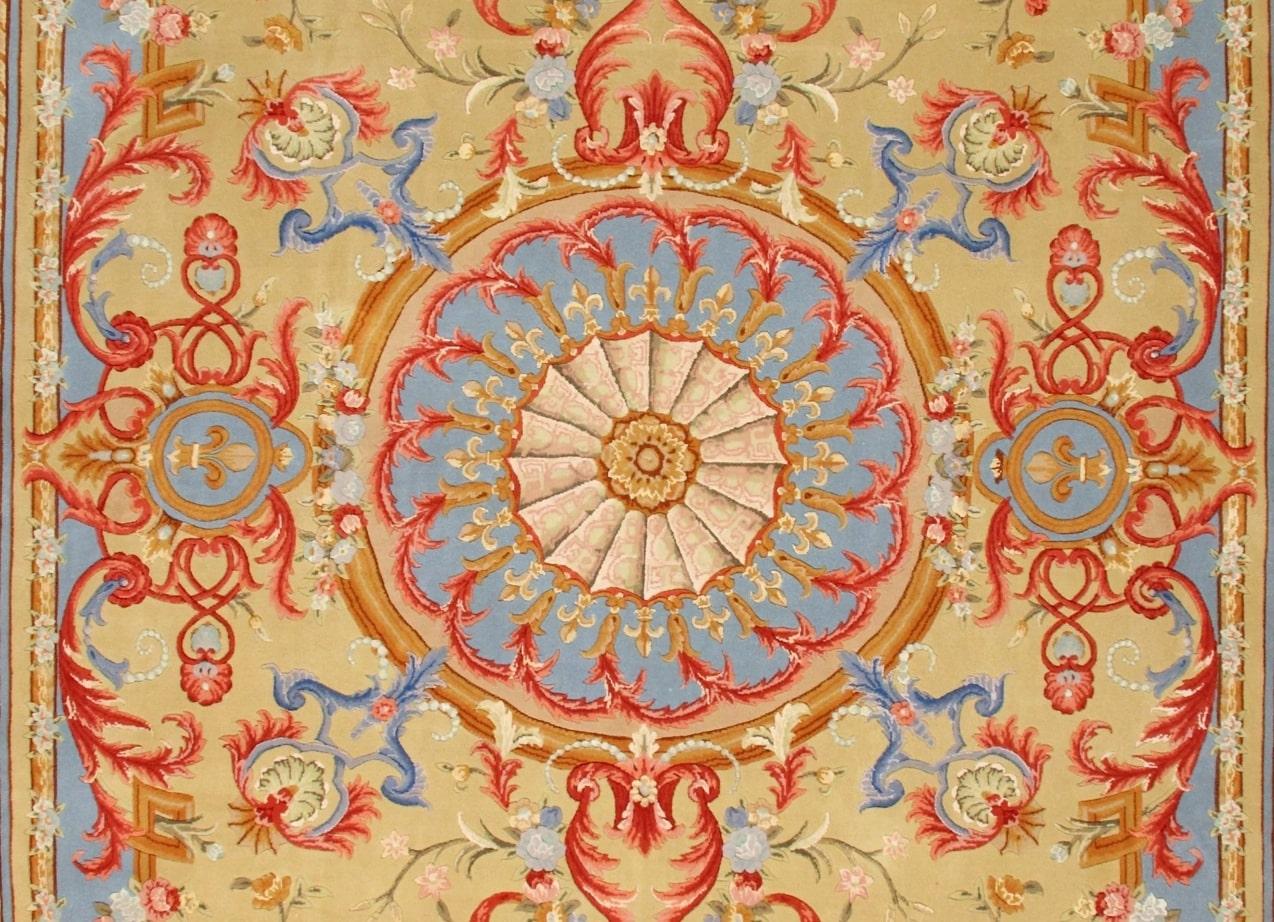 Via Como -Â 'Versailles Due' Rug - Size 6' x 9'
Material: 85% Wool - 15% Silk

Introducing Via Como, the pinnacle of ultra high-end hand-knotted rugs. Renowned for their unrivaled artistry and exclusivity, Via Como rugs are meticulously crafted