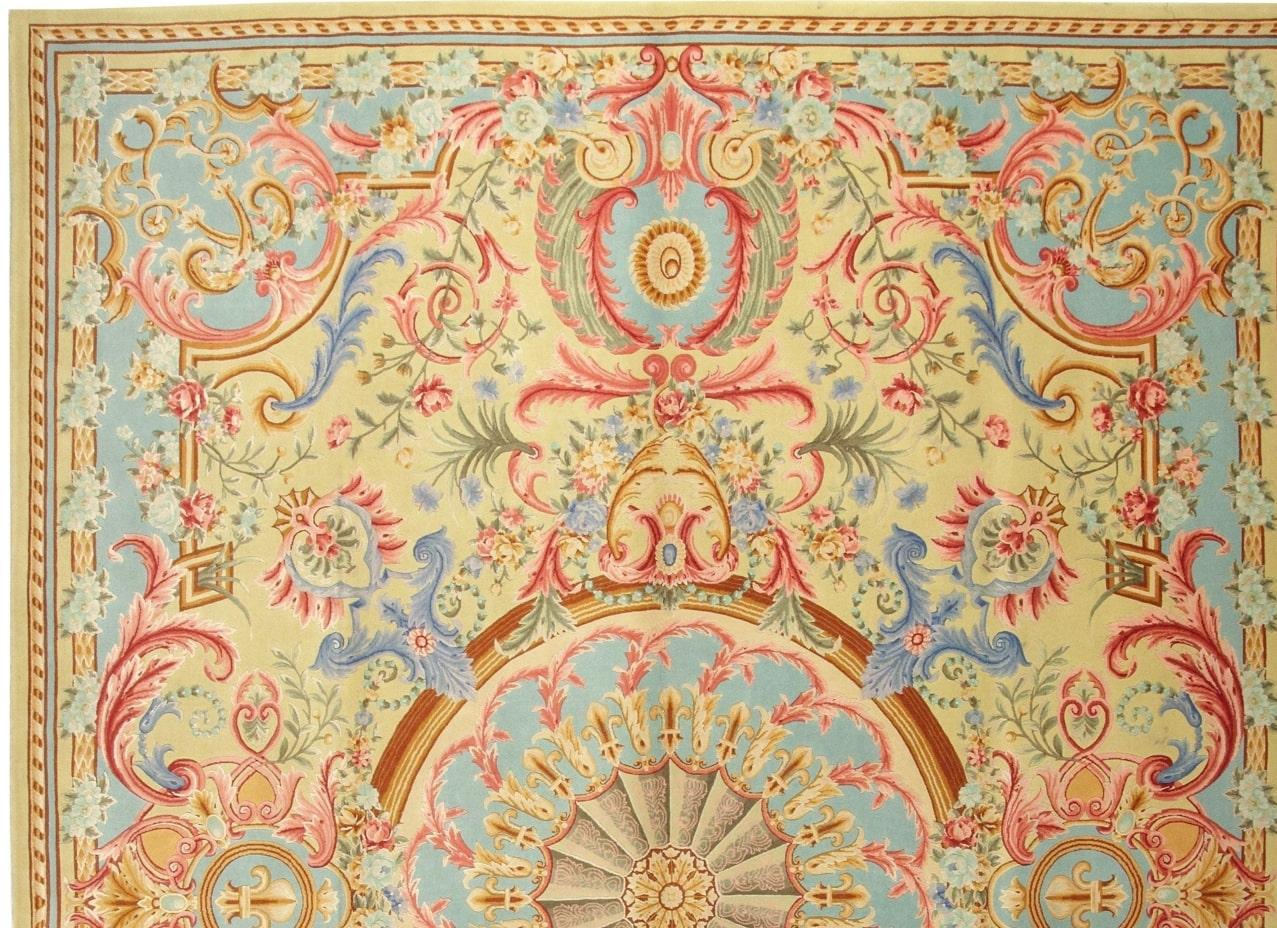 Teppich 'Versailles Tre' - Größe 10' x 13'
MATERIAL: 85% Wolle - 15% Seide
Es ist ein einzigartiger Teppich und ein seltenes Stück. Ein wirklich bemerkenswertes Kunstwerk. Dieser Teppich wurde aus feinster neuseeländischer Wolle von geschickten