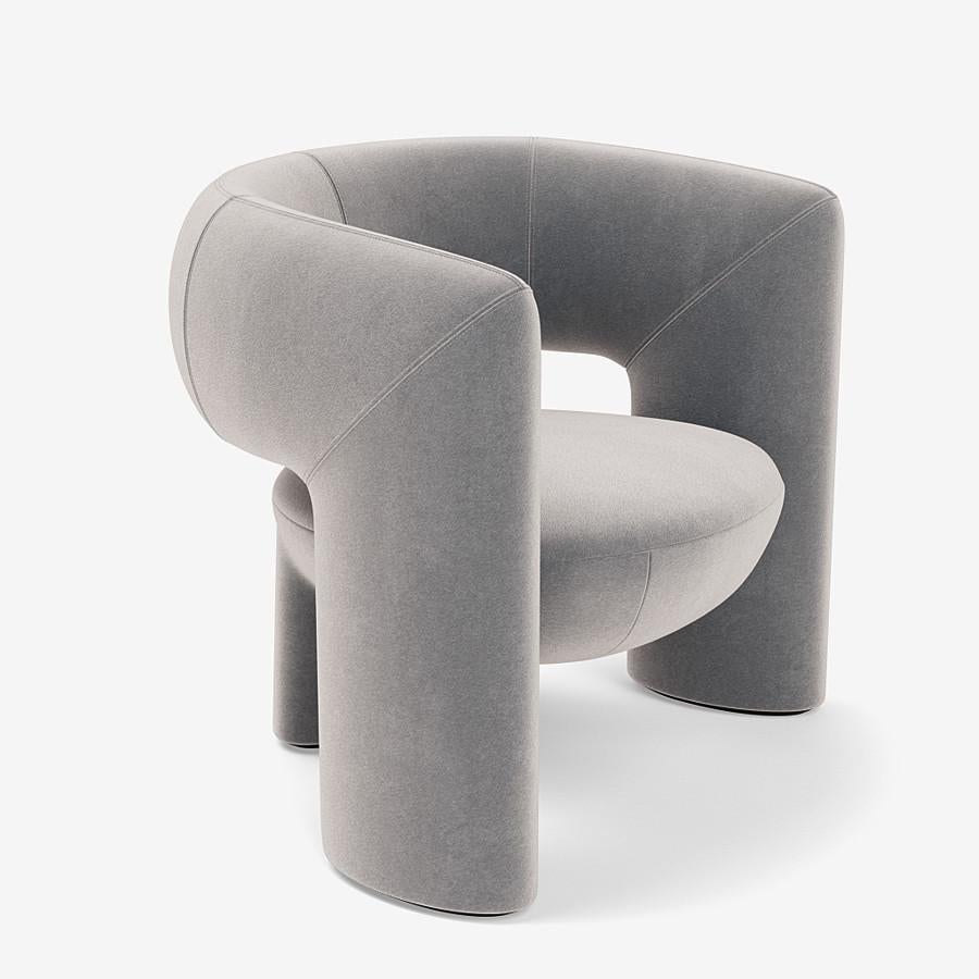 This Via del Corso lounge chair by Yabu Pushelberg is upholstered in Bagdat Caddesi, silky, soft pile mohair. Bagdat Caddesi comes in 7 colorways from Italy with a composition of 100% mohair, a weight of 680g/m and a Martindale of 35,000