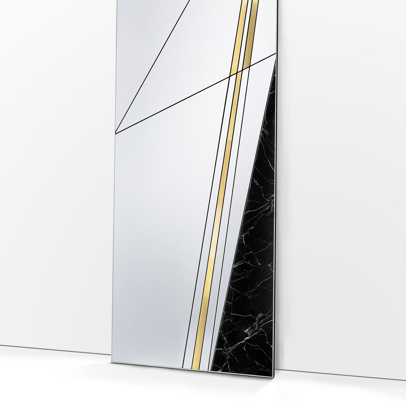Als Teil einer Serie von Bodenspiegeln mit einem kühnen und raffinierten Design ist dieses Stück eine elegante Dekoration für einen modernen Eingangsbereich, ein Arbeitszimmer oder ein Wohnzimmer. Seine rechteckige Form, die von einem Holzsockel