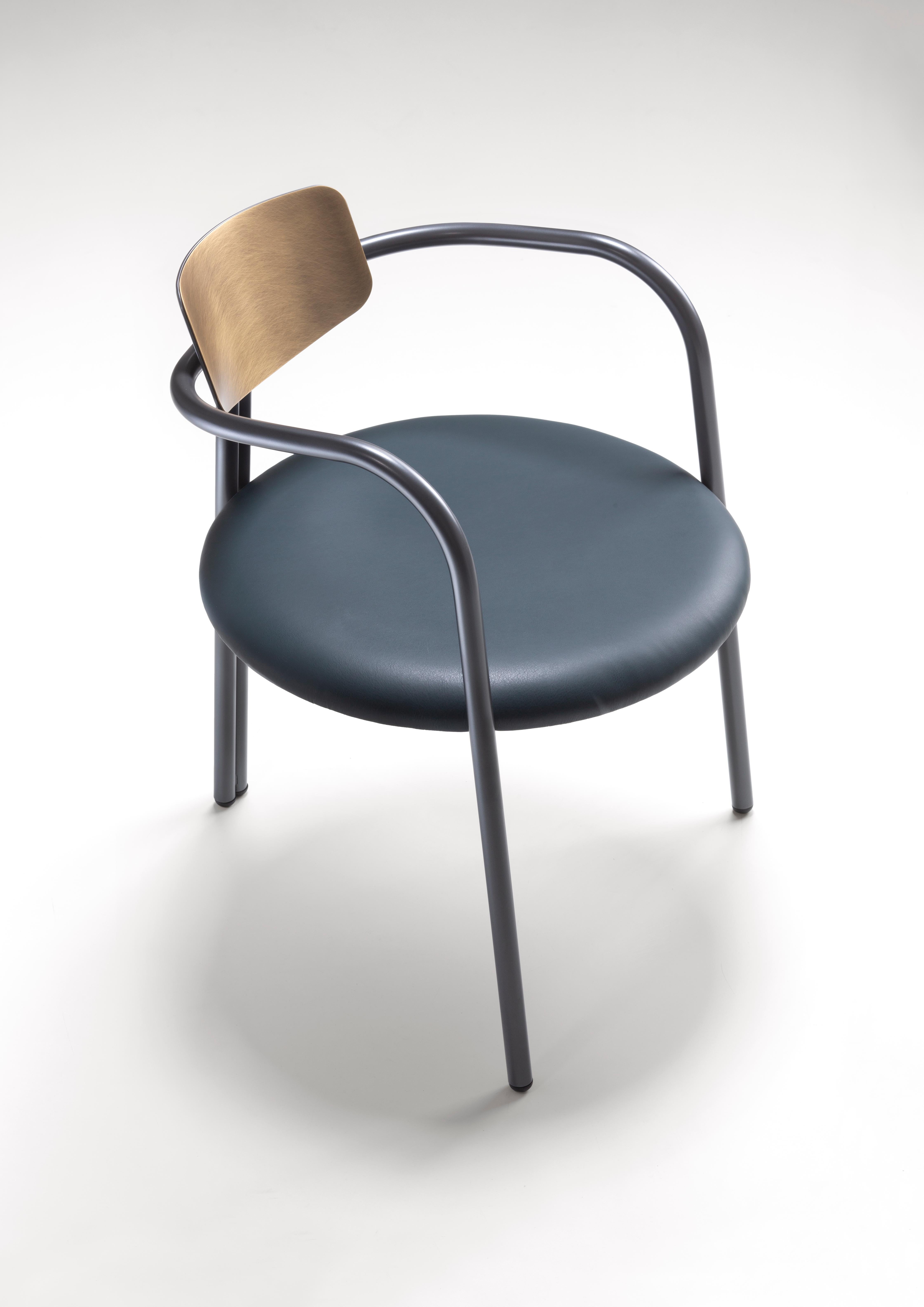 Sillón Via Veneto de De Castelli
Dimensiones: An 58 x Pr 64 x Al 74 cm
Materiales: Latón Orbitale DeLabré, Acero, Cuero
Hay otras versiones disponibles, ponte en contacto con nosotros para cualquier consulta.

El asiento Via Veneto se inspira en los