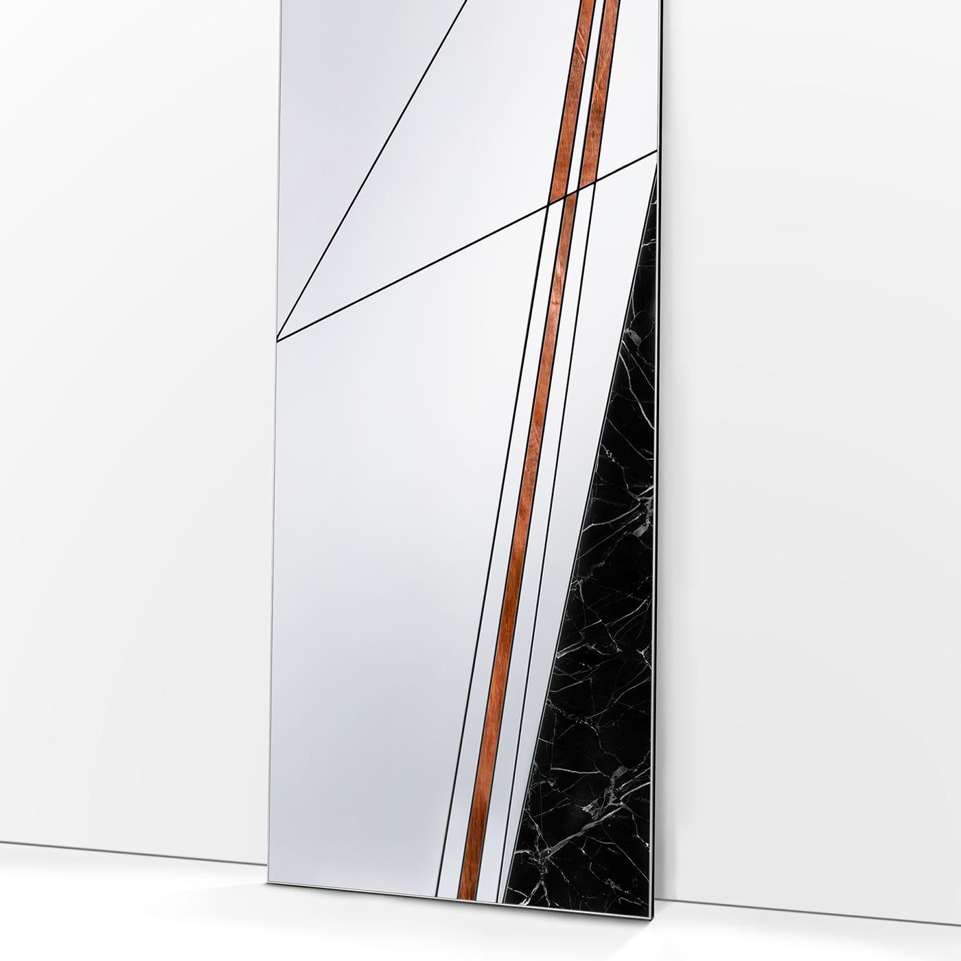 Placé dans une entrée, une chambre ou un salon contemporain, ce miroir de sol exquis fera sensation, grâce à sa fabrication artisanale experte, à l'utilisation de matériaux élégants et à son design minimaliste qui recrée abstraitement le réseau des
