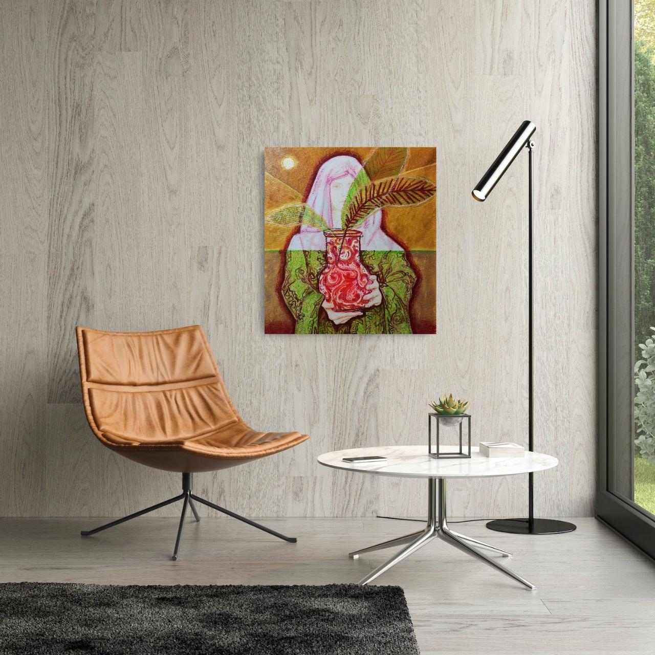 
          Questo dipinto, realizzato in toni ricchi e caldi, raffigura una donna con un velo bianco e un'espressione pacifica. Tiene in mano una brocca luminosa e decorata da cui spuntano foglie verdi, simbolo di vita e rinascita. Lo sfondo dorato