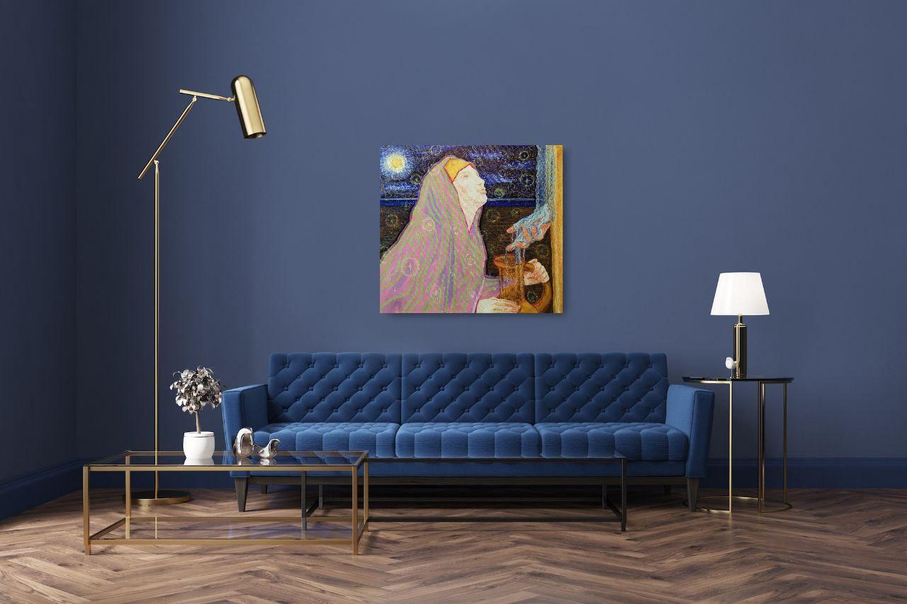 
          Esta pintura, ejecutada en ricos tonos, representa un momento de profunda iluminación espiritual y conexión con lo divino. La figura central es una mujer con un manto de colores, que mira hacia arriba con expresión de reverencia y
