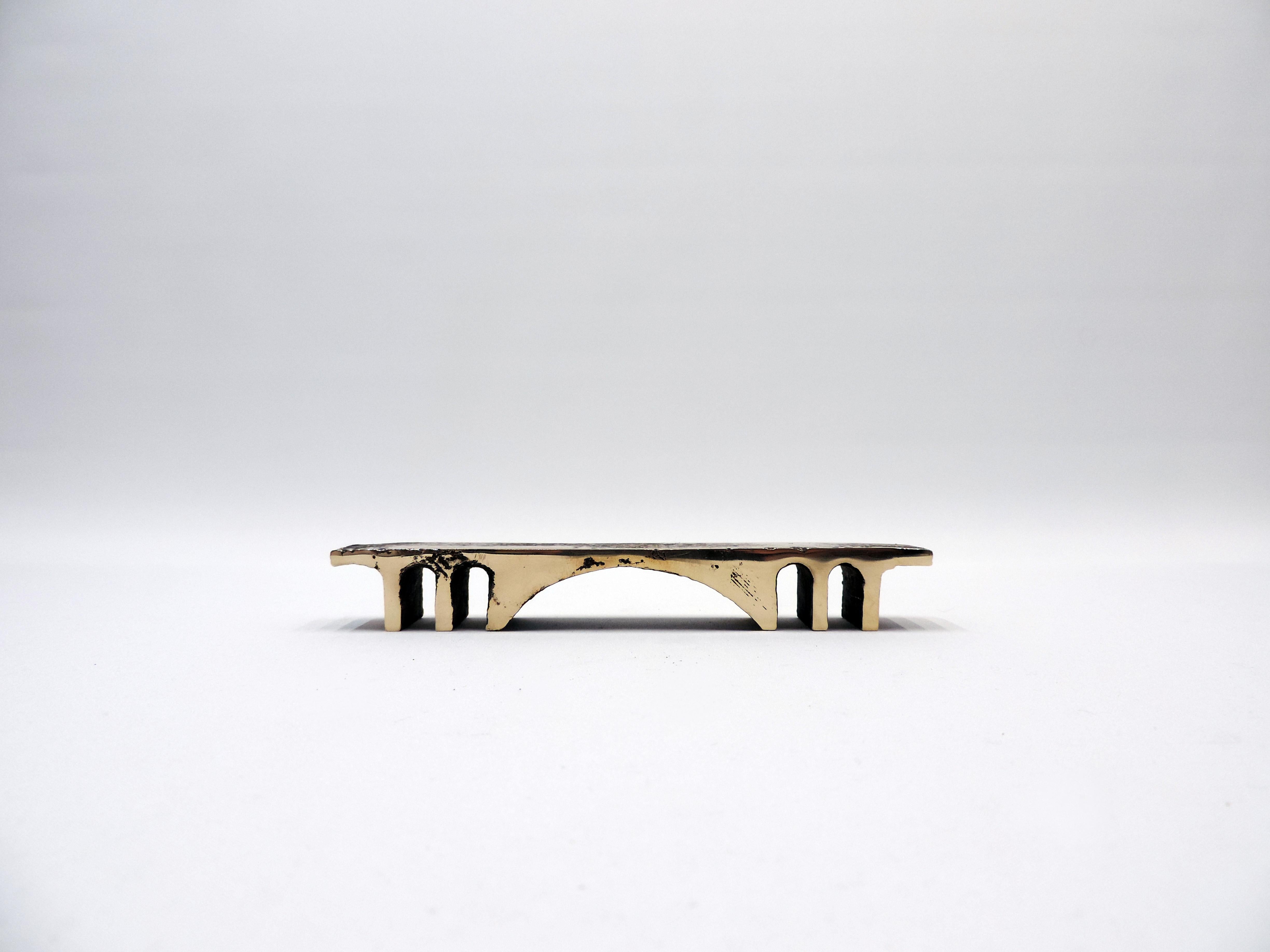 Viaduc ist ein schöner Briefbeschwerer aus Bronze. Inspiriert von den Typologien der Brücke, findet es einen perfekten Platz auf einem Regal oder einem Schreibtisch. Das Design, die Herstellung, wird vollständig im Studio im Südwesten Frankreichs,