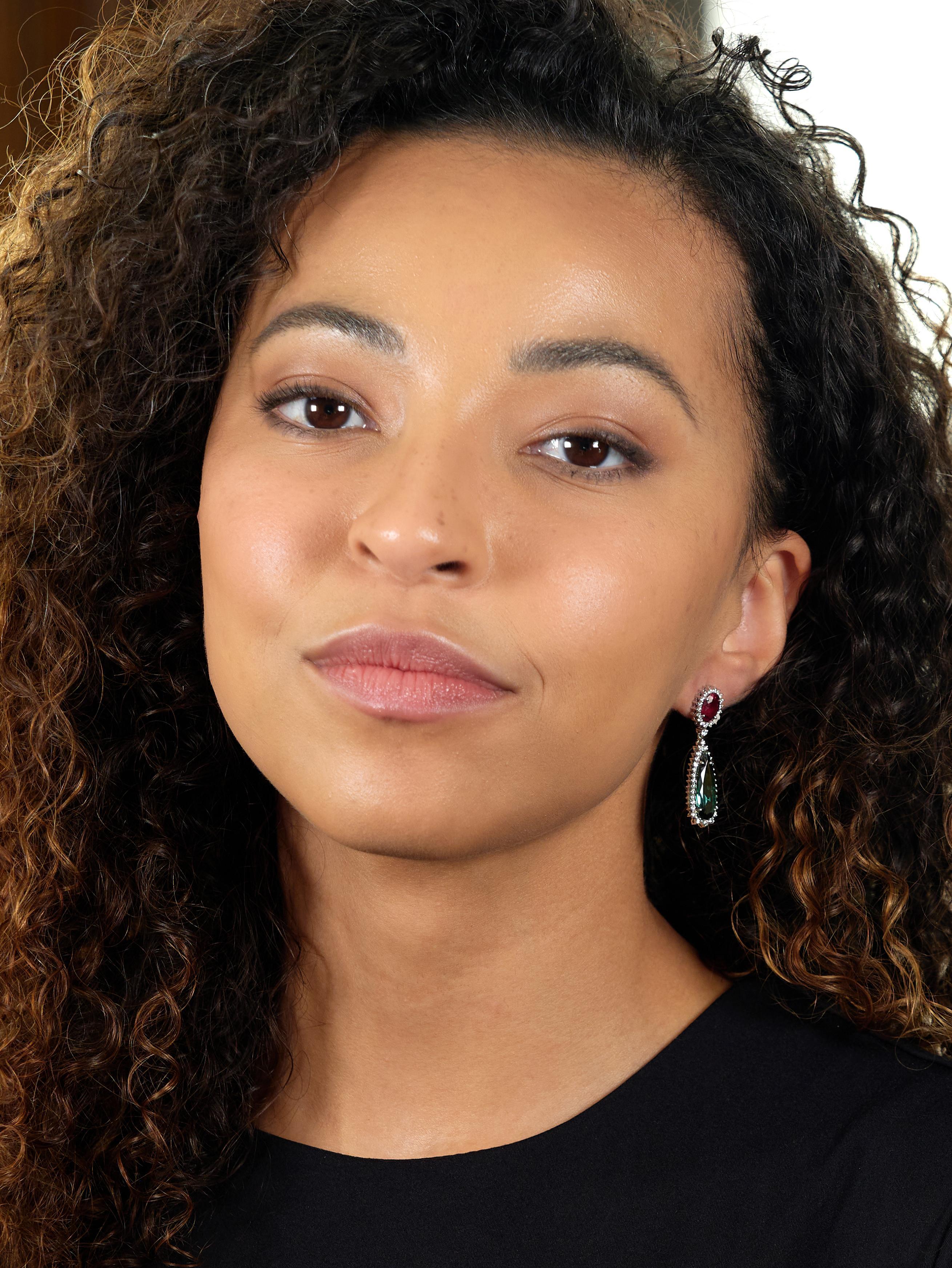 Conçue comme une goutte d'eau avec des montures ovales et des gouttes en forme de poire.
Composé d'une tourmaline ovale rose et d'une tourmaline poire verte.
D'un poids d'environ 2,40 et 6,05 carats, respectivement
Chaque pièce est entourée d'un