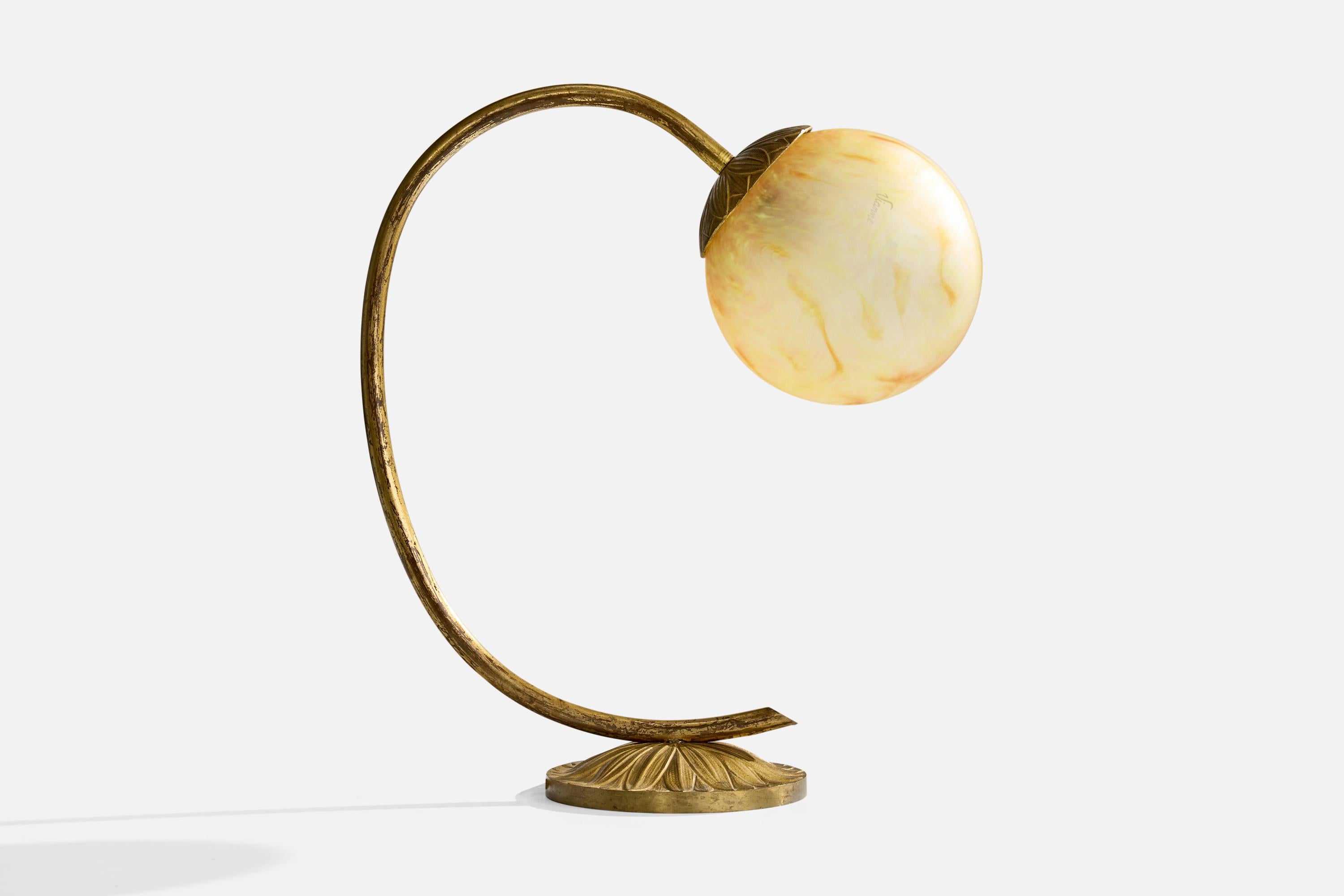 Lámpara de mesa de latón y cristal amarillo fabricada por Vianne, Francia, c. 1930.

Oxidación presente en el latón

Desgaste propio de la edad y el uso

Dimensiones de la lámpara (pulgadas): 13,5 