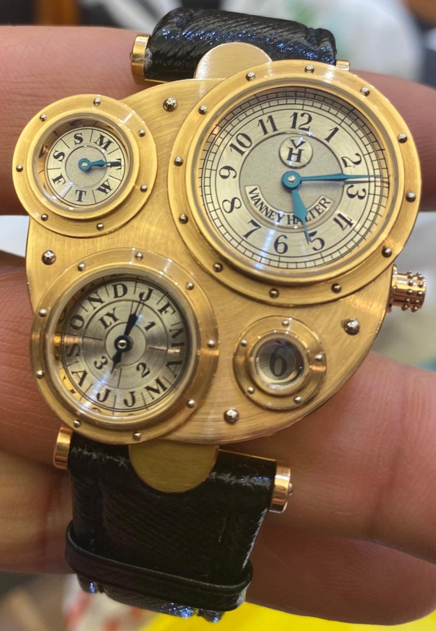 Vianney Halter 18k Rose Gold Antiqua Automatic Men's Watch w/ Leather Band VH198

Boîtier en or rose 18 carats avec cadrans en platine et lettres en émail gravées

Numéro de série 19R.58.A

Mouvement VH198

43 Jewell

Fréquence du balancier 28 800