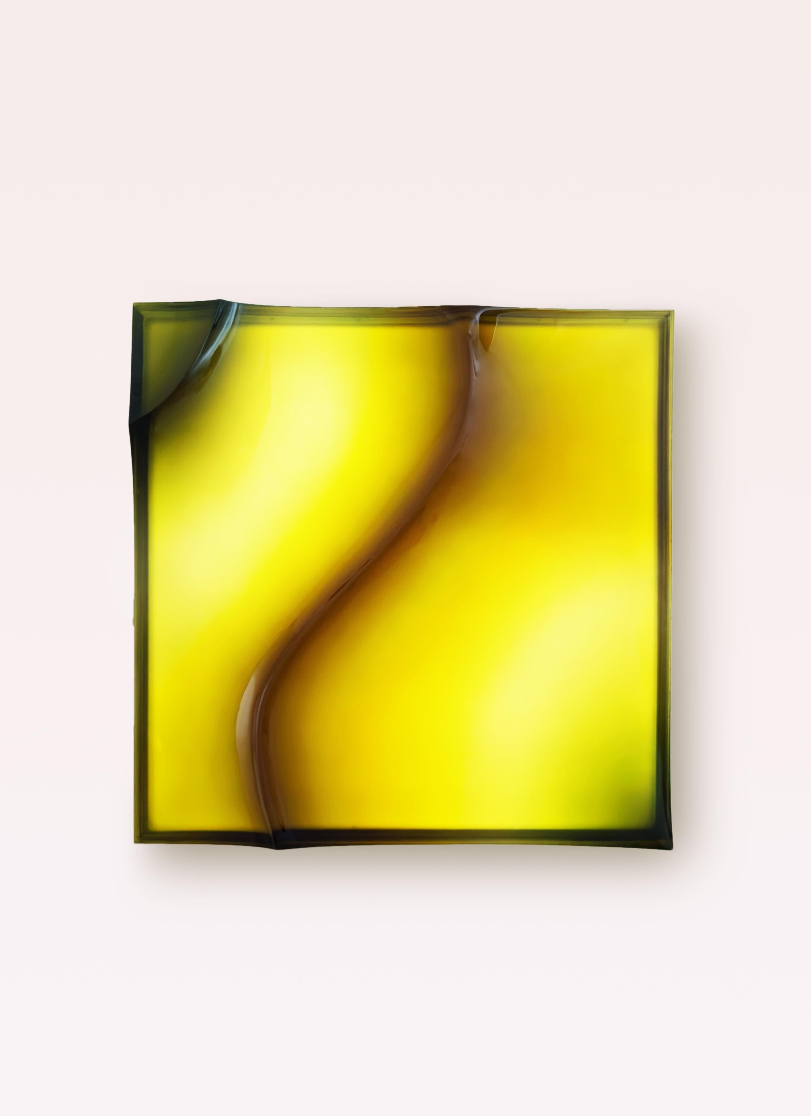 La lampada VIBE cattura il movimento delle onde al tramonto, fondendo arte e design in un'esperienza luminosa coinvolgente. Scolpito in resina cristallina lucida con sfumature cromatiche, irradia energia cinetica all'interno di una raffinata cornice