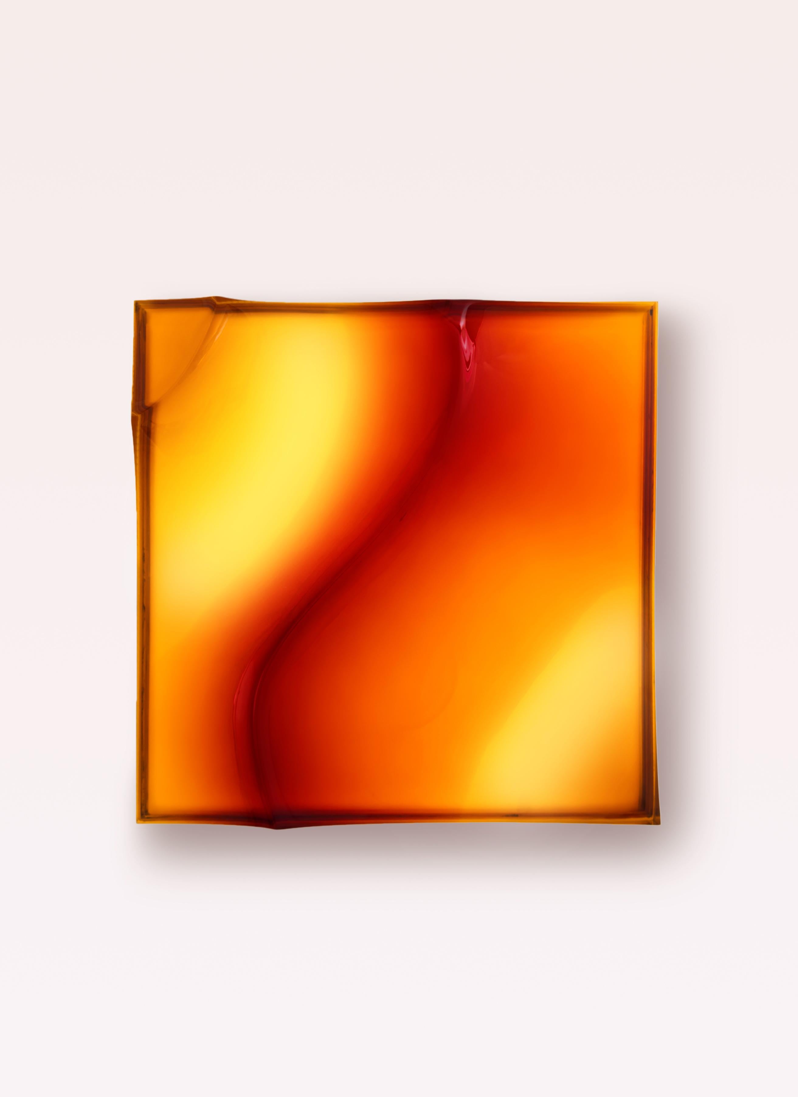 La lampada luminosa VIBE cattura il movimento delle onde al tramonto, fondendo arte e design in un'esperienza luminosa coinvolgente. Scolpito in resina cristallina lucida con sfumature cromatiche, irradia energia cinetica all'interno di una