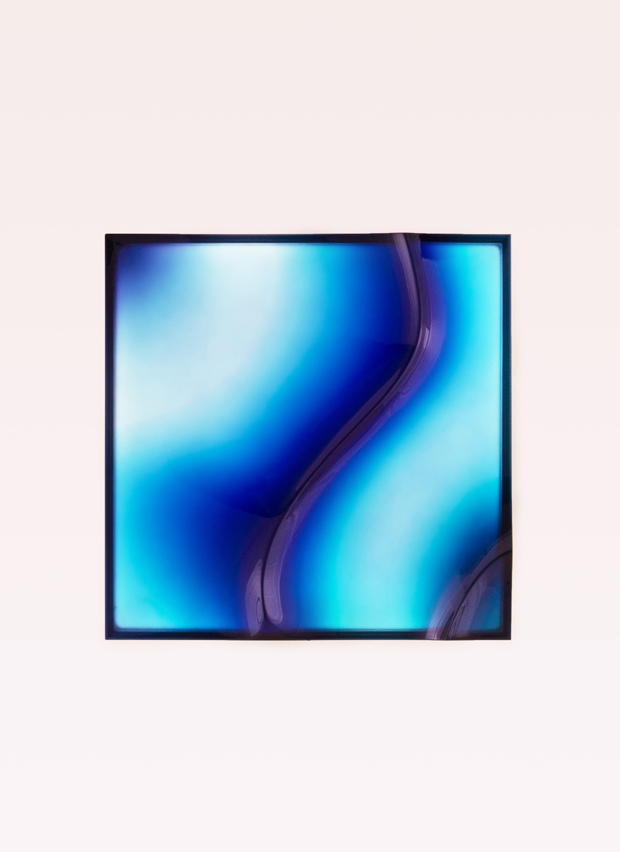 La lampada luminosa VIBE cattura il movimento delle onde al tramonto, fondendo arte e design in un'esperienza luminosa coinvolgente. Scolpito in resina cristallina lucida con sfumature cromatiche, irradia energia cinetica all'interno di una