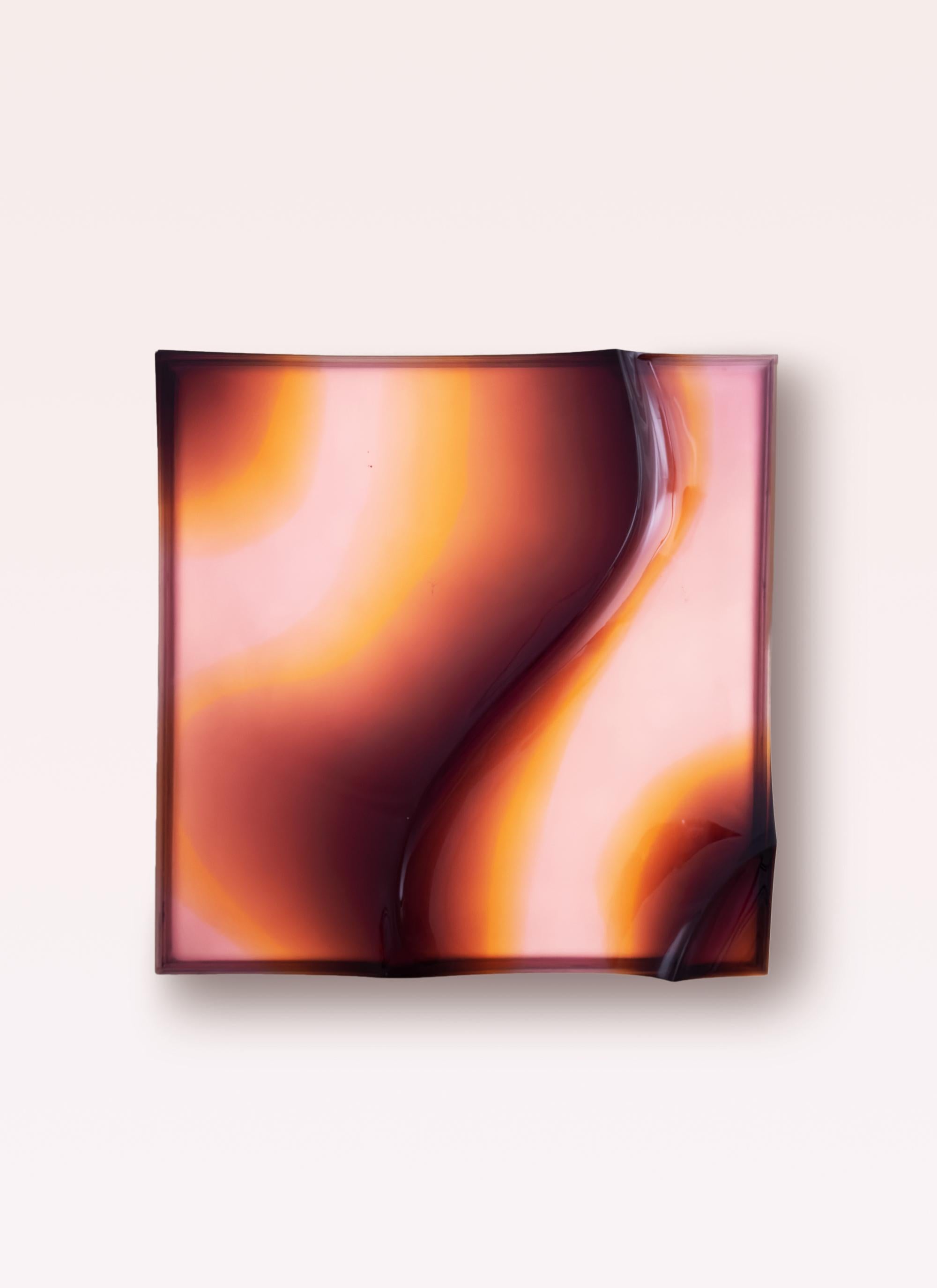 La lampada luminosa VIBE cattura il movimento delle onde al tramonto, fondendo arte e design in un'esperienza luminosa coinvolgente. Scolpito in resina cristallina lucida con sfumature cromatiche, irradia energia cinetica all'interno di una