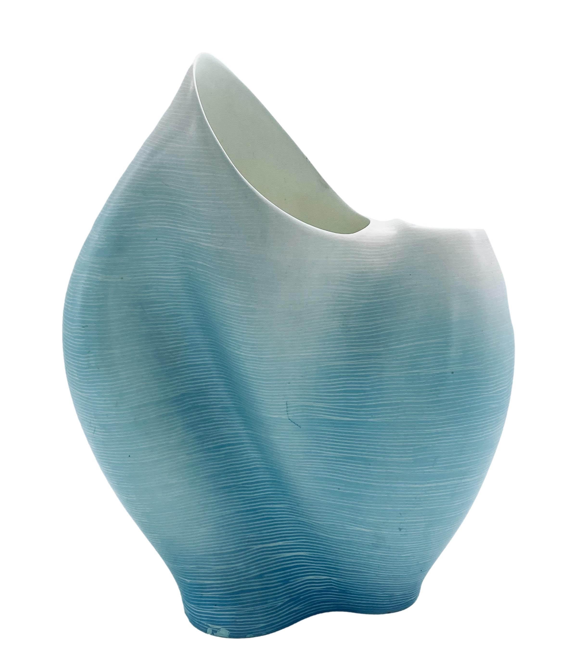 Vaso in ceramica stilizzato, aerografato e decorato a fusione con colori sfumati di rosa e blu e smalto bianco all'interno. Firmato Vibi Torino Italia 607.
 