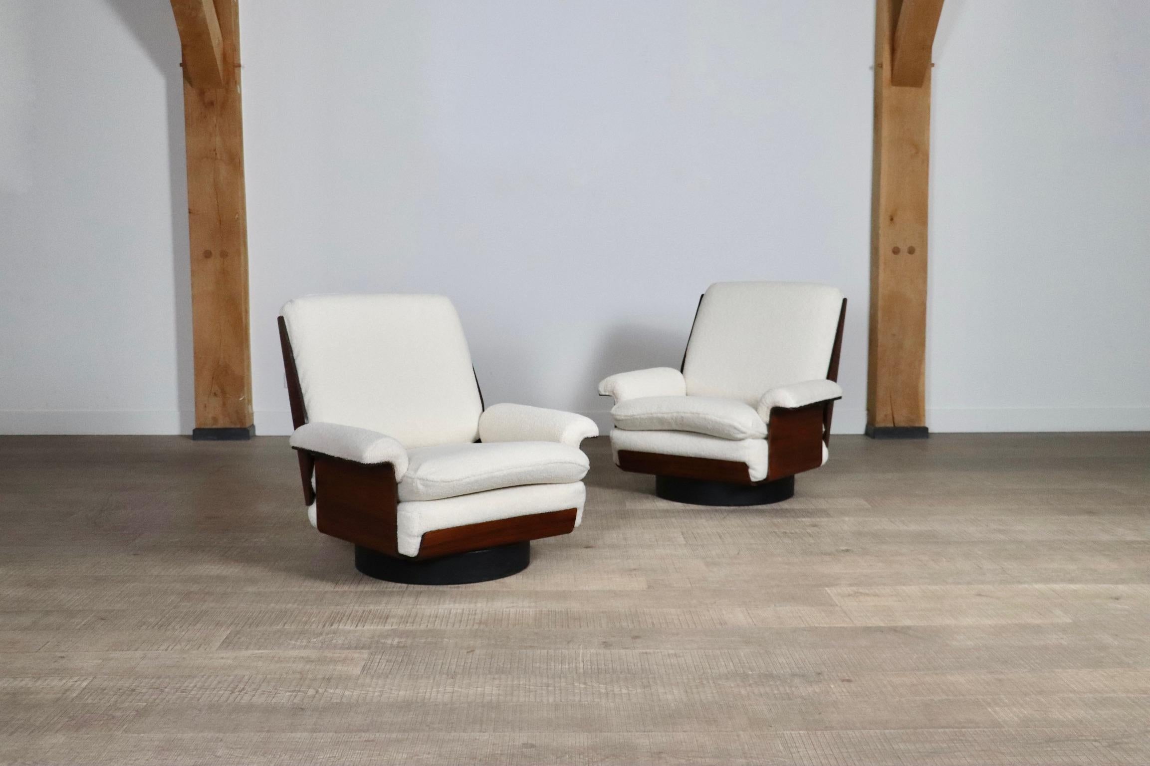 Nice set of two armchairs and a three seater sofa model Viborg by Bernard Brunier for Coulon, 1960s.
This elegant design is made of a plywood frame with stunning Rio Rosewood veneer which has been professionally refinished. The seating cushions are