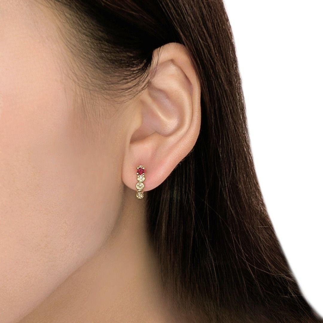 Ajoutez une touche de couleur riche à votre élégance quotidienne avec ces charmantes boucles d'oreilles en rubis et diamants. Réalisée en luxueux or jaune 18 carats, chaque boucle d'oreille est ornée d'un rubis rond taille brillant d'une valeur