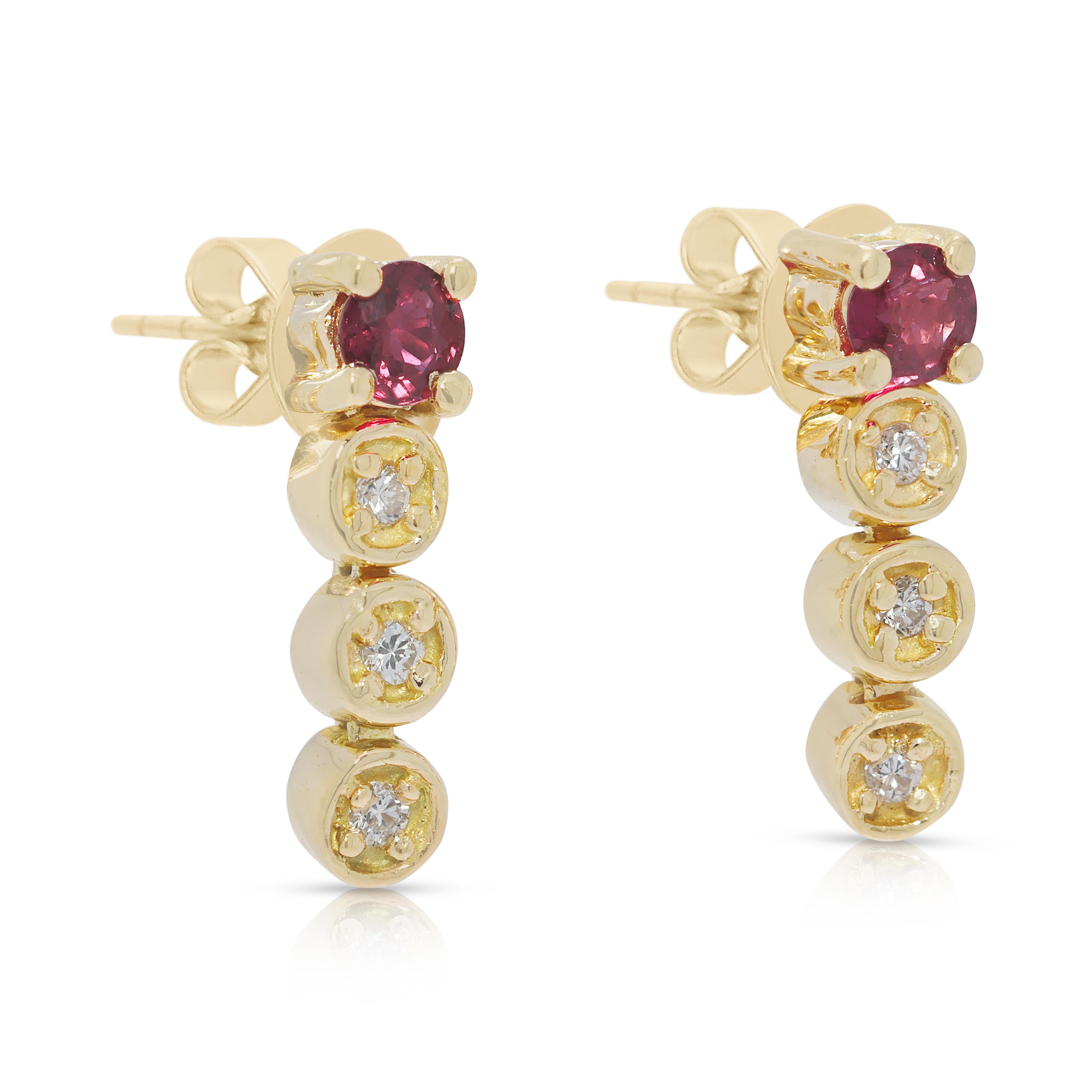 Taille ronde Pendants d'oreilles en or jaune 18 carats avec rubis et diamants naturels de 0,21ct en vente
