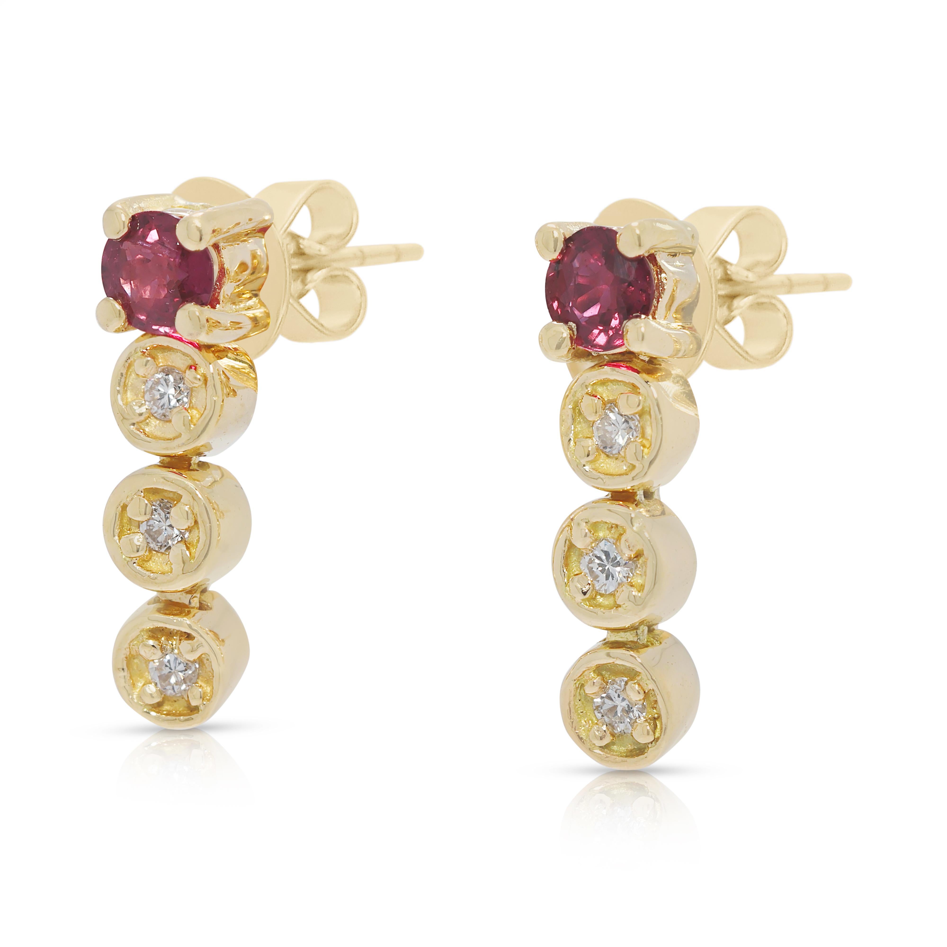 Pendants d'oreilles en or jaune 18 carats avec rubis et diamants naturels de 0,21ct Excellent état - En vente à רמת גן, IL