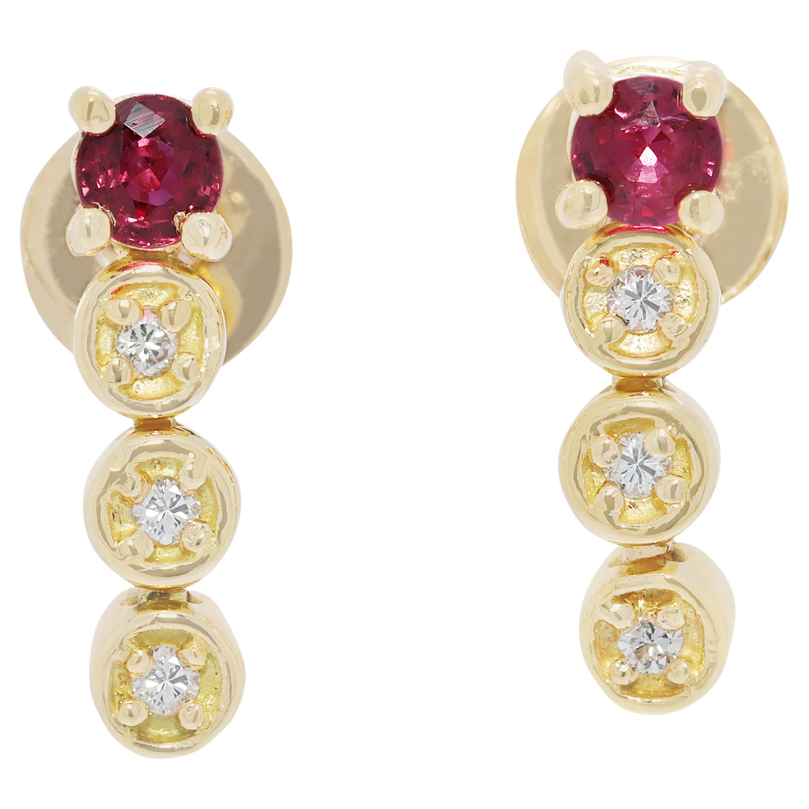 Pendants d'oreilles en or jaune 18 carats avec rubis et diamants naturels de 0,21ct en vente