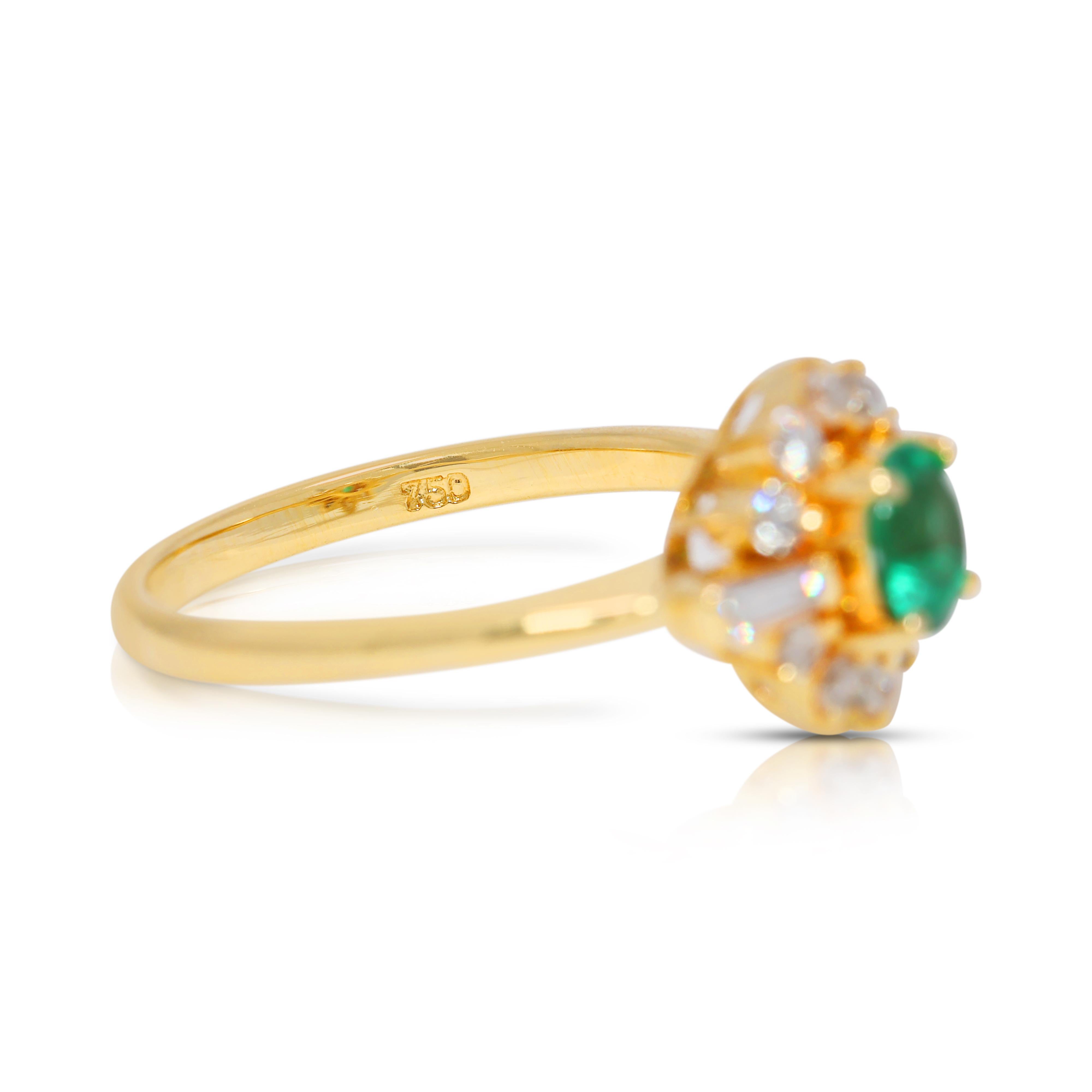 Lebendiger 0,48ct Smaragd & natürlicher Diamant Halo Ring in 18K Gelbgold (Ovalschliff) im Angebot