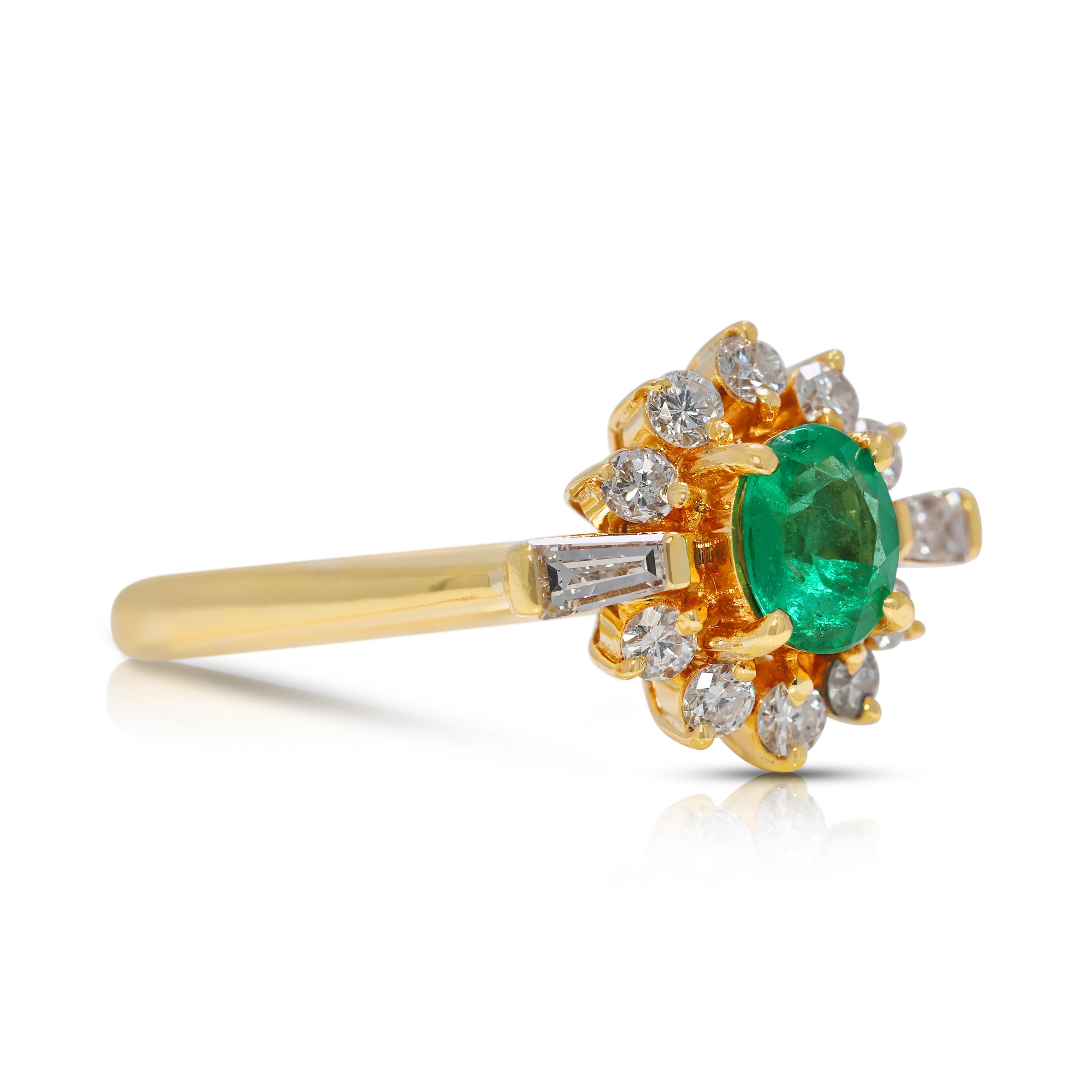 Lebendiger 0,48ct Smaragd & natürlicher Diamant Halo Ring in 18K Gelbgold im Zustand „Hervorragend“ im Angebot in רמת גן, IL