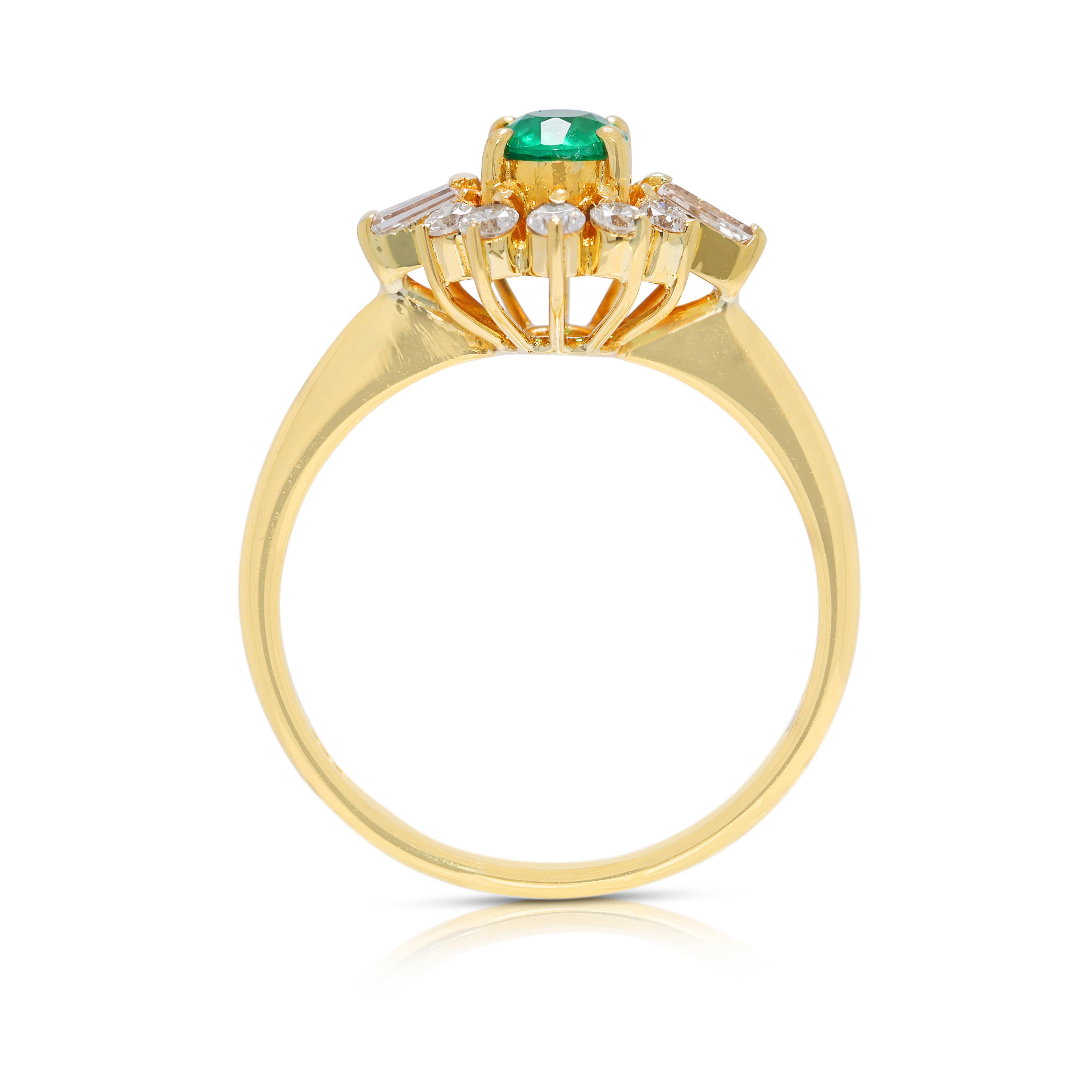 Lebendiger 0,48ct Smaragd & natürlicher Diamant Halo Ring in 18K Gelbgold im Angebot 2