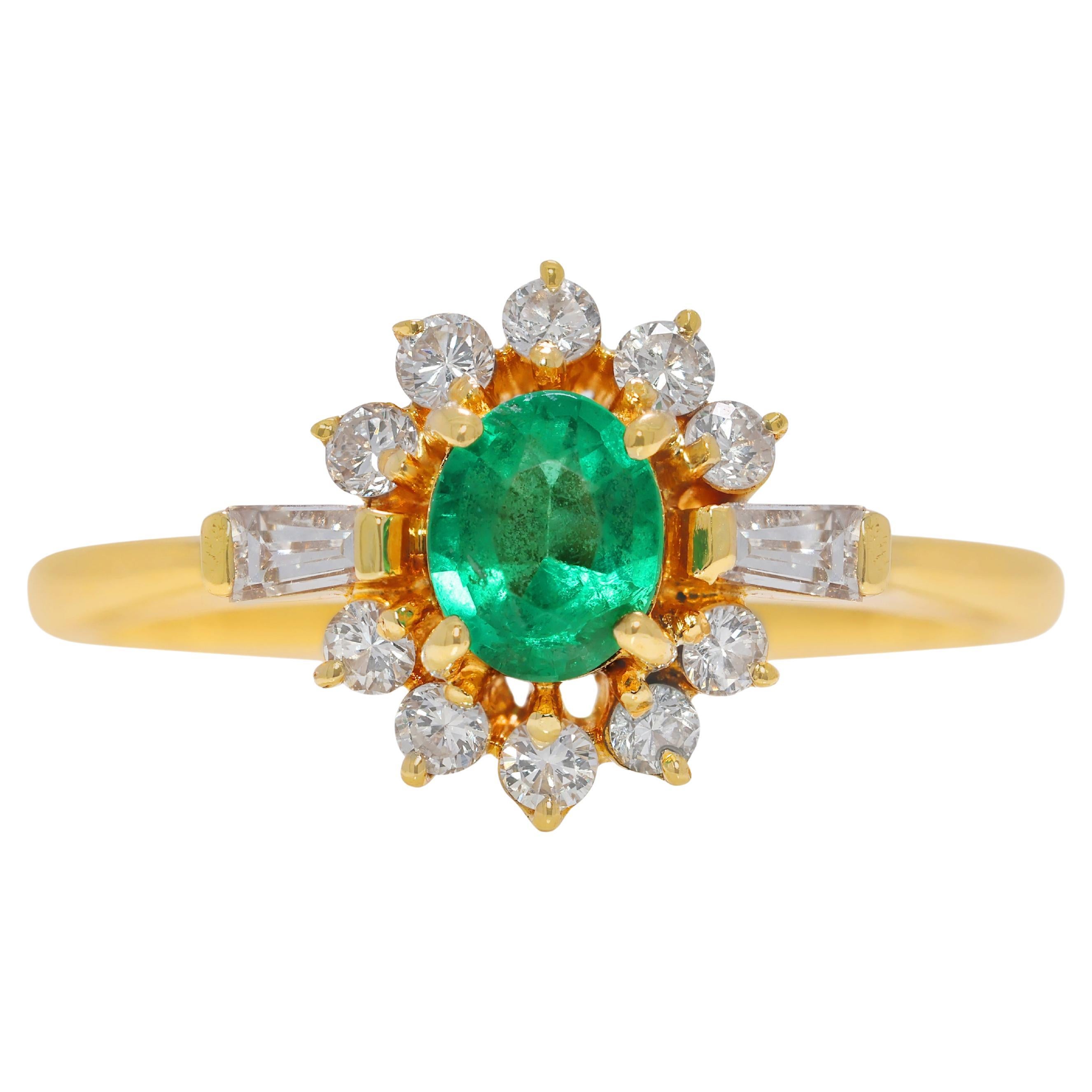 Lebendiger 0,48ct Smaragd & natürlicher Diamant Halo Ring in 18K Gelbgold