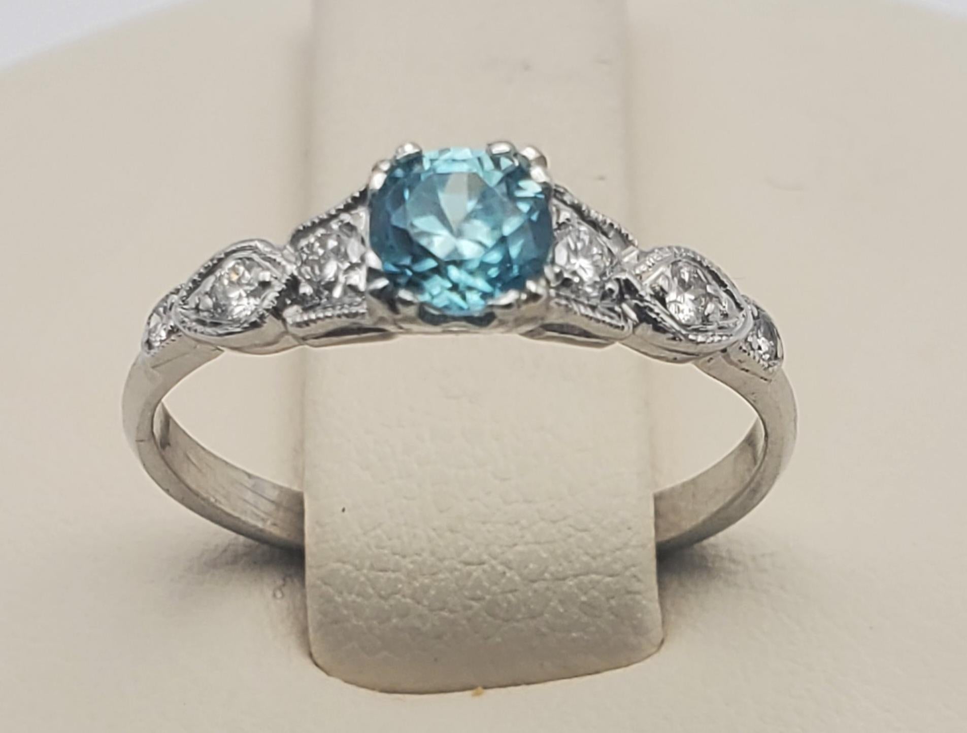 Vibrant 0.73ct Blue Zircon and Diamond Vintage Ring For Sale 4
