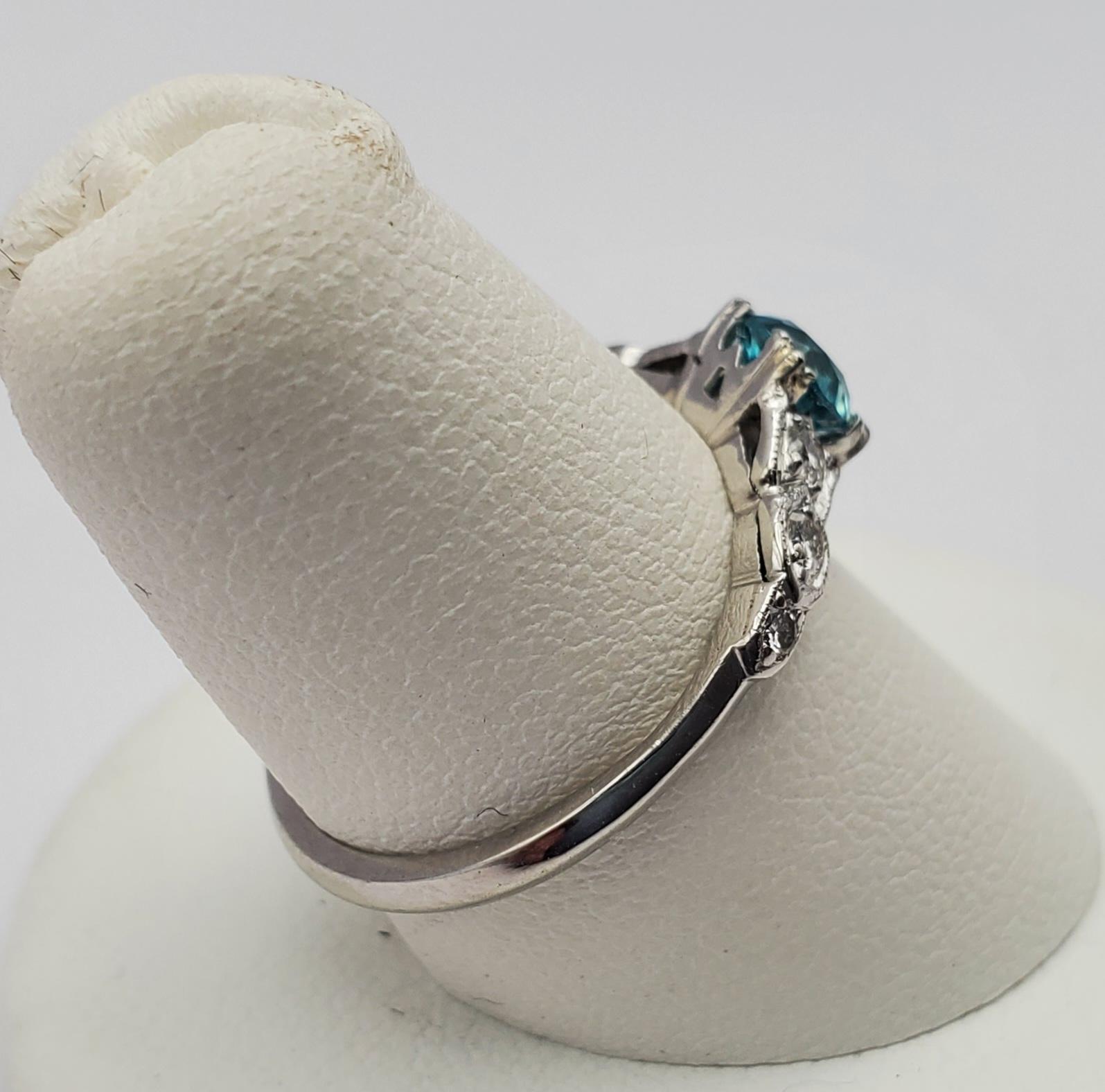 Vintage-Ring mit lebhaftem 0,73 Karat blauem Zirkon und Diamant (Rundschliff) im Angebot