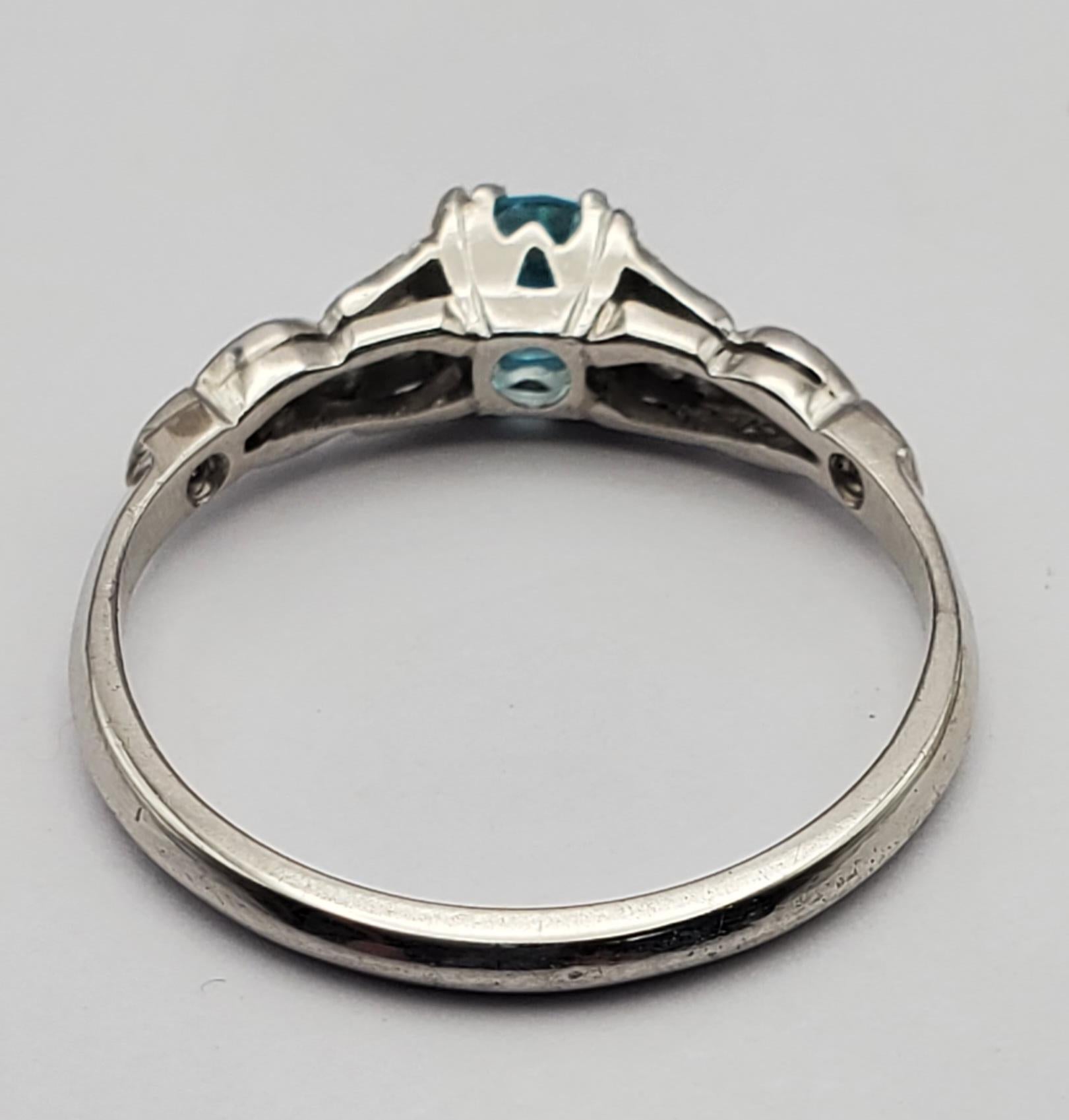 Vintage-Ring mit lebhaftem 0,73 Karat blauem Zirkon und Diamant im Angebot 1