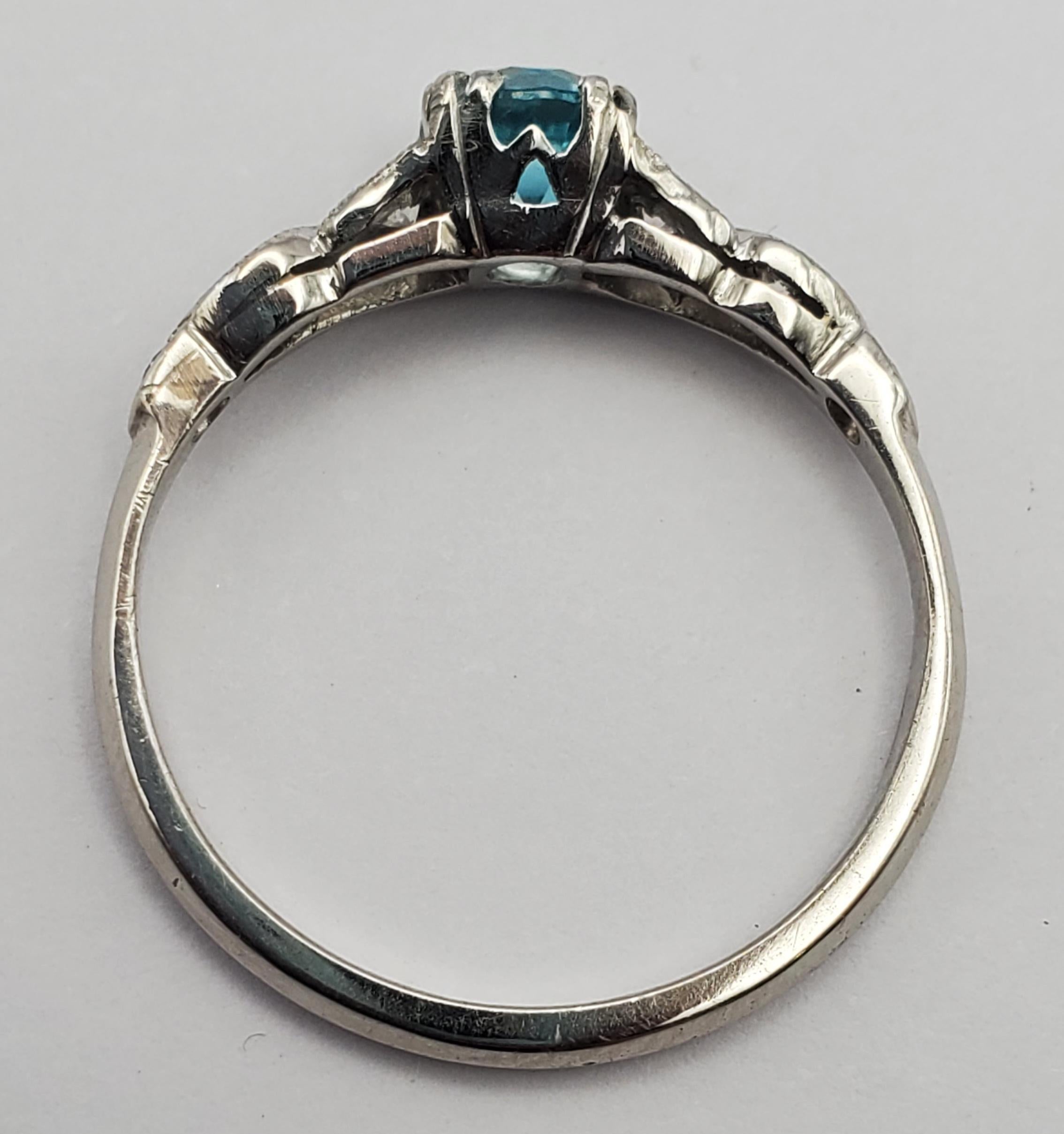 Vibrant 0.73ct Blue Zircon and Diamond Vintage Ring For Sale 2