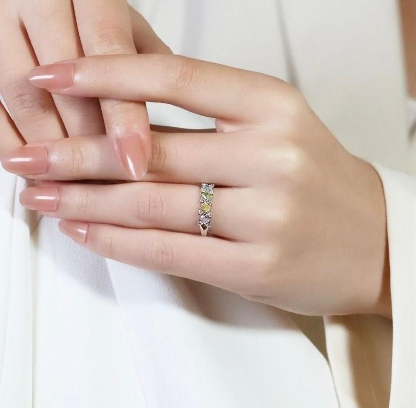 This exquisite 18k white gold ring boasts a captivating array of 4 cushion-cut multi-colored diamonds, totaling 0.594ct, in stunning shades of pink, yellow, green, and blue, each boasting a VS clarity grade. Ten round brilliant-cut diamonds,