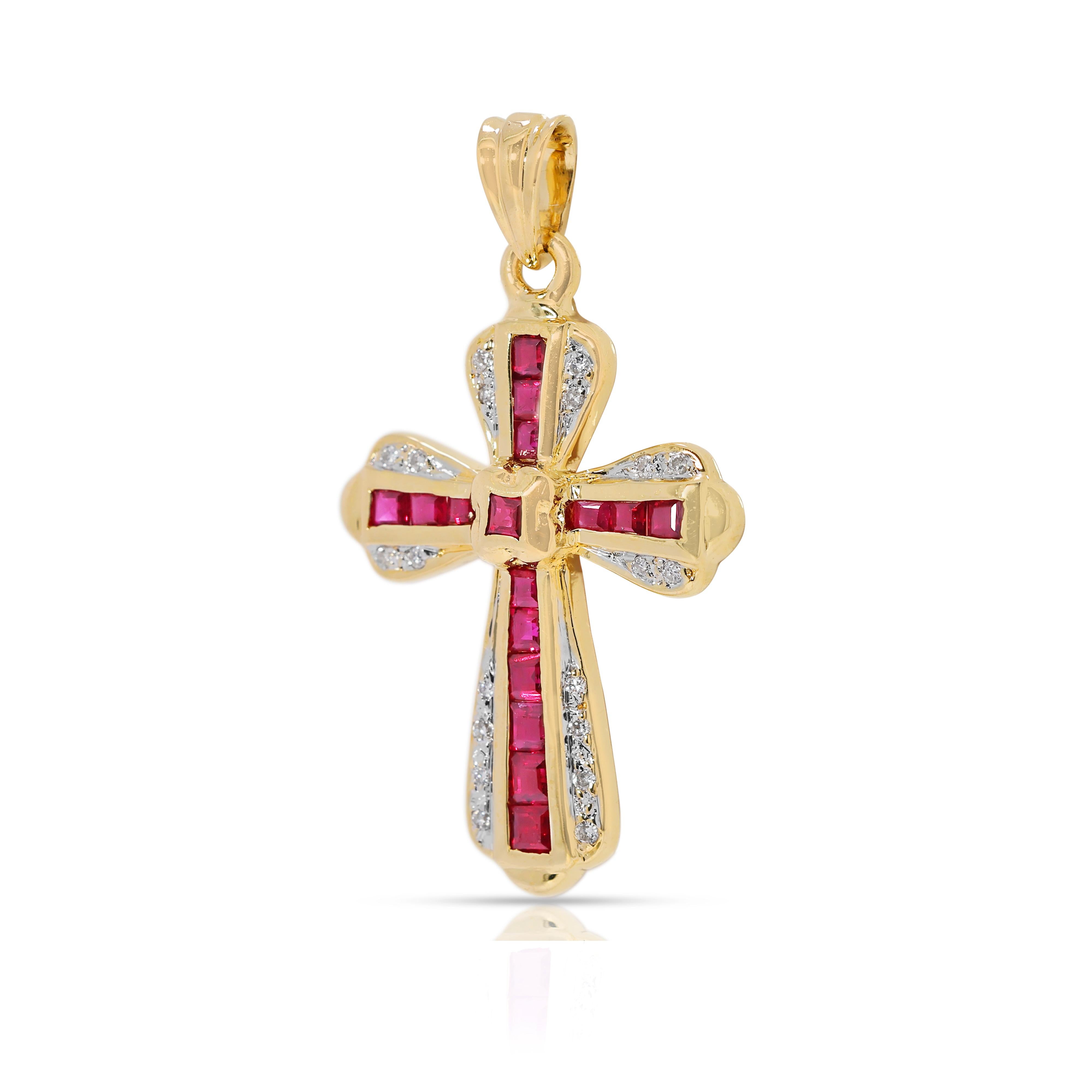 Taille princesse Pendentif croix en or jaune 18 carats avec rubis et diamants naturels de 0,77ct en vente