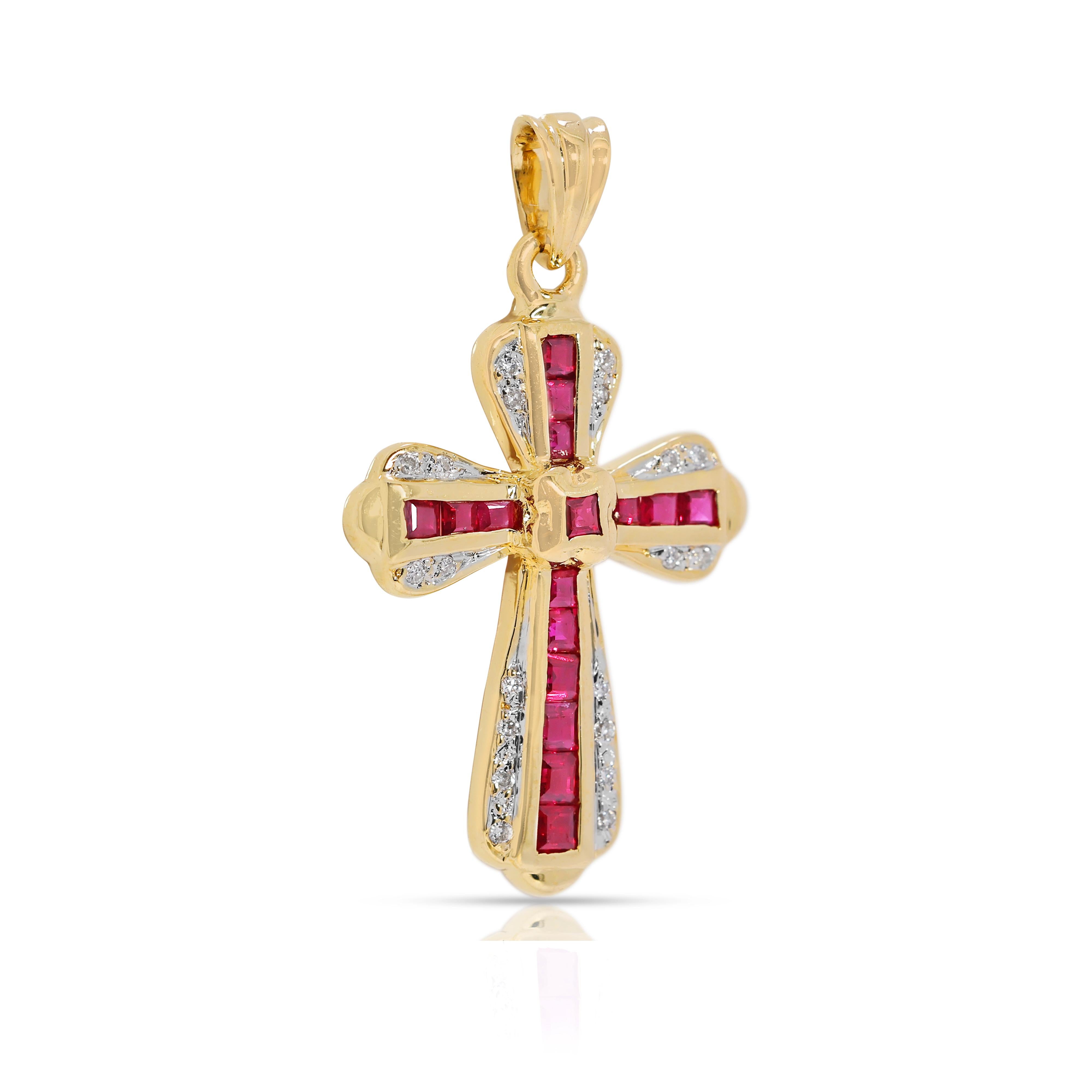 Pendentif croix en or jaune 18 carats avec rubis et diamants naturels de 0,77ct Excellent état - En vente à רמת גן, IL