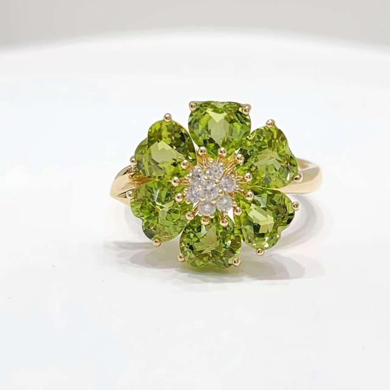 5.77 CT - Péridot,
0,15 CT - Diamants

Rehaussez votre élégance avec cette superbe bague en or jaune 14 carats, un chef-d'œuvre de 1stdibs qui présente une pièce centrale en péridot vibrant. Dotée d'un péridot de 5,77 carats taillé dans un motif