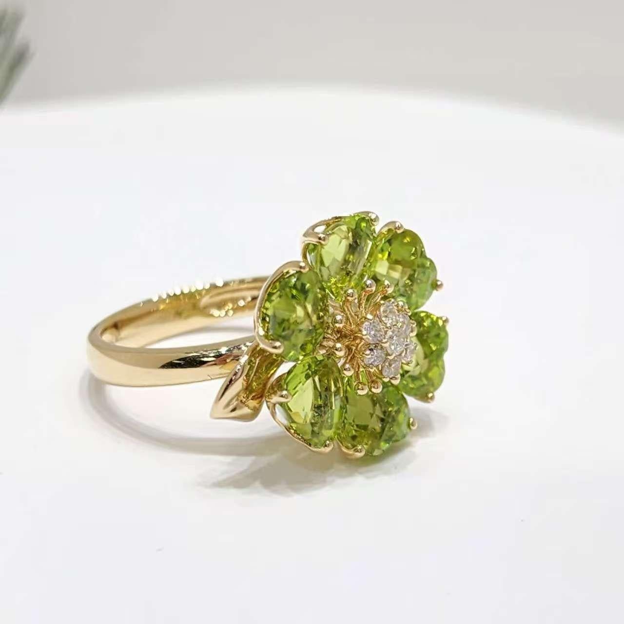 Art déco Bague fleur de péridot en or jaune 14K avec diamants en vente