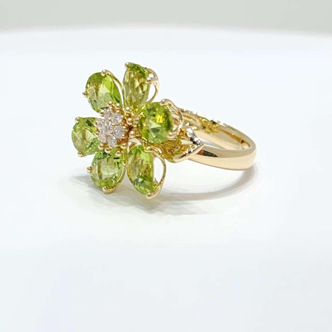 Taille mixte Bague fleur de péridot en or jaune 14K avec diamants en vente
