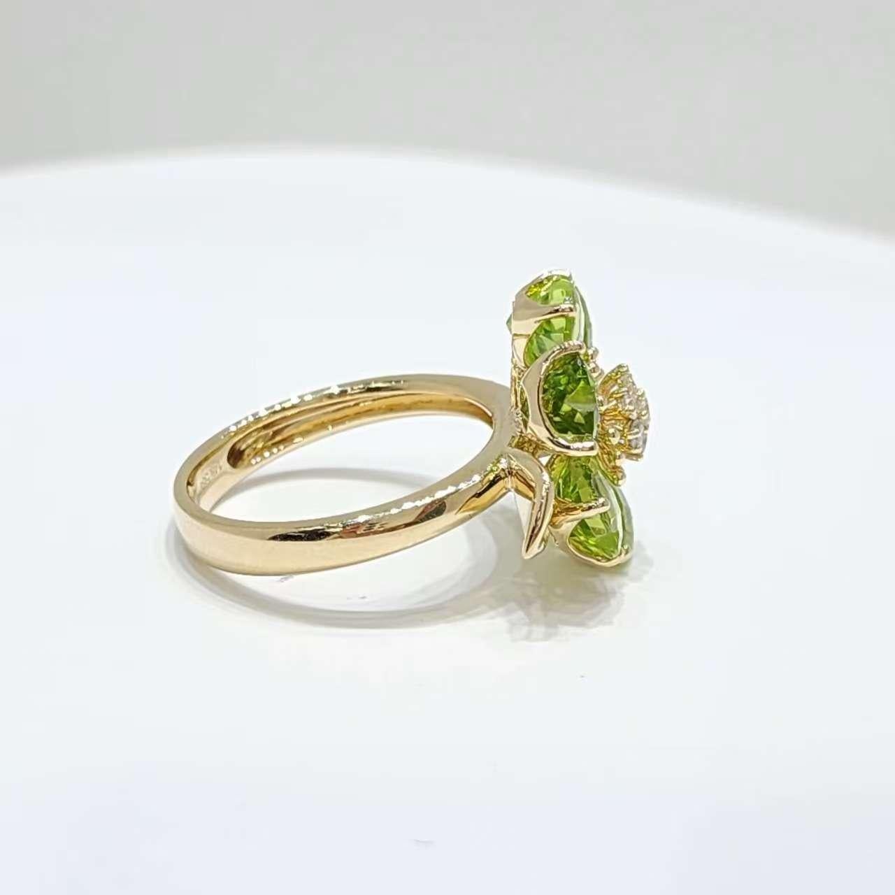 Taille mixte Bague fleur de péridot en or jaune 14K avec diamants en vente