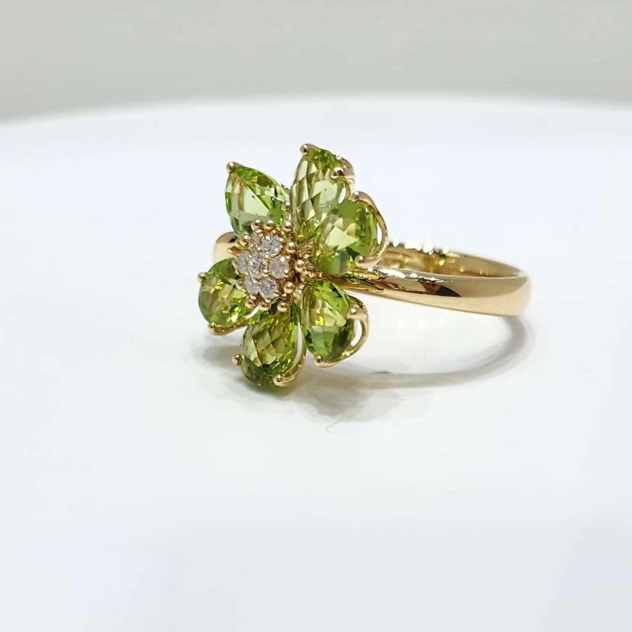 Bague fleur de péridot en or jaune 14K avec diamants Neuf - En vente à Hong Kong, HK