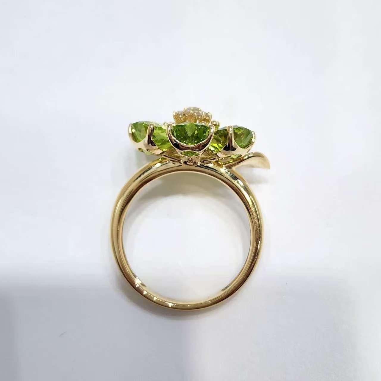 Bague fleur de péridot en or jaune 14K avec diamants Neuf - En vente à Hong Kong, HK