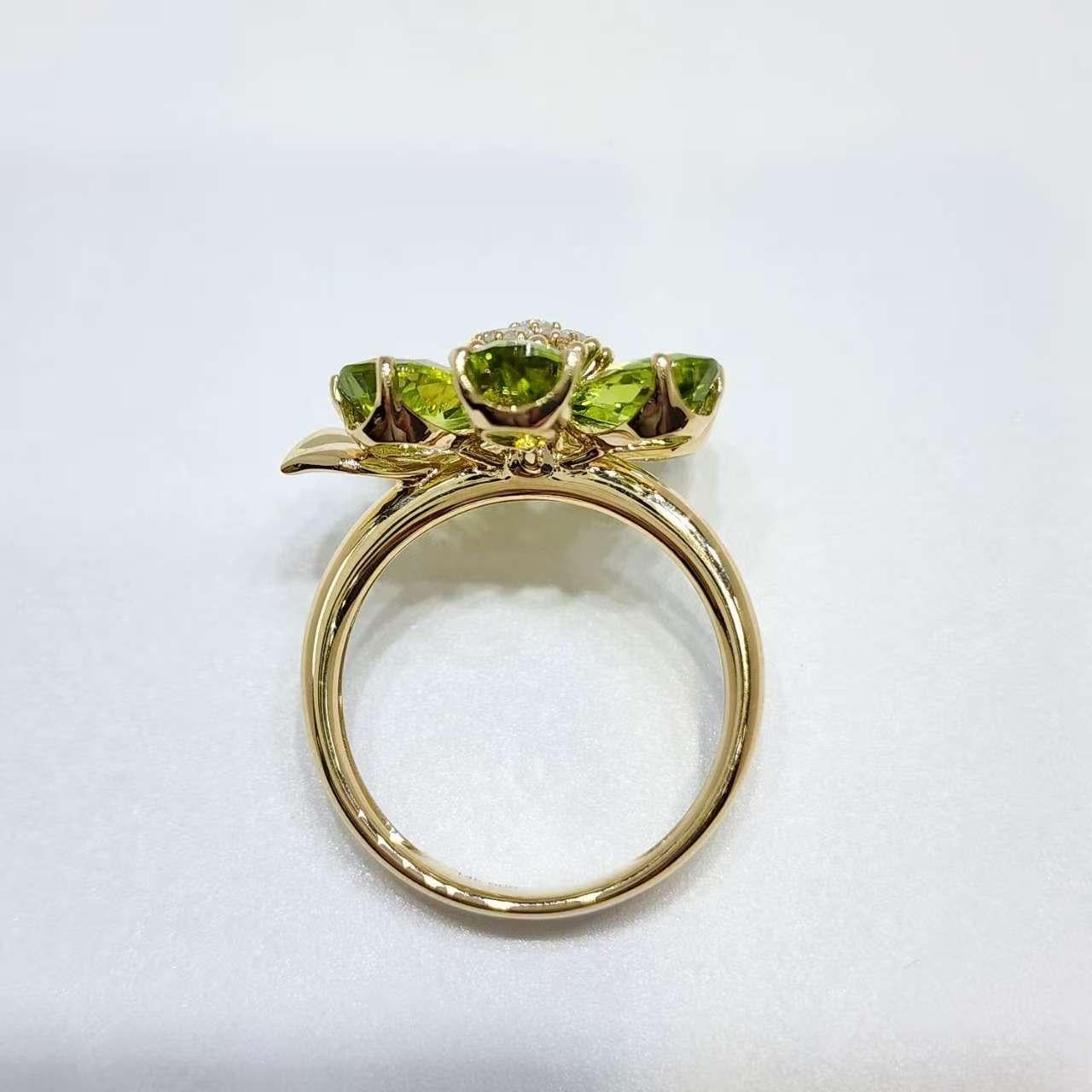 Bague fleur de péridot en or jaune 14K avec diamants en vente 1