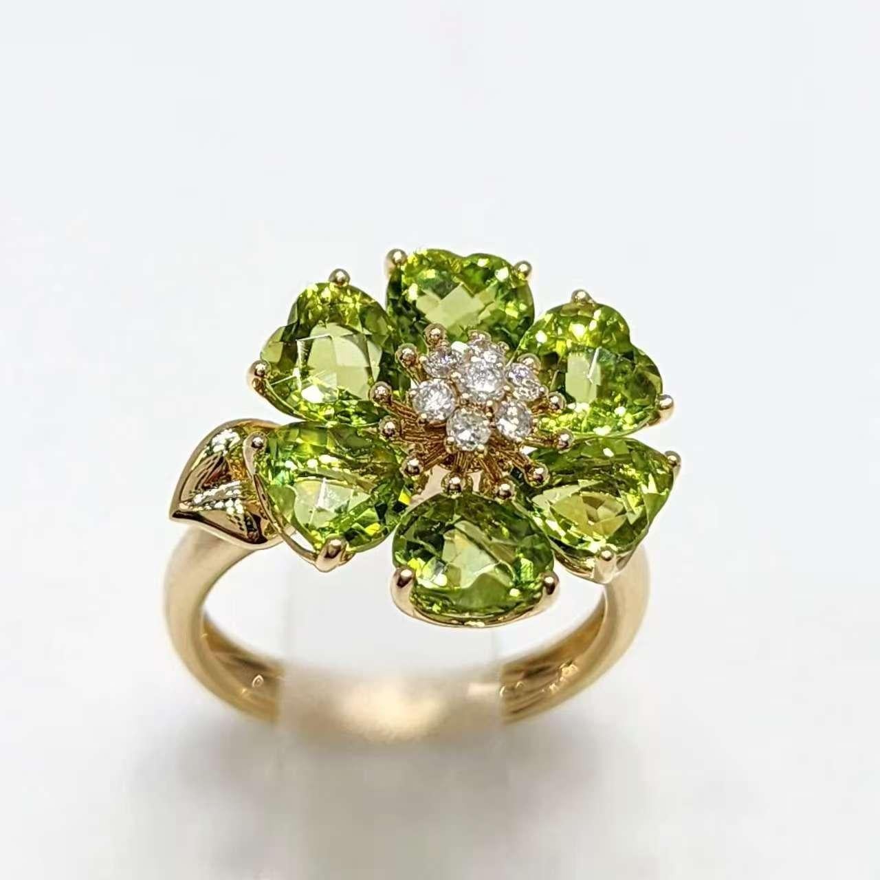 Bague fleur de péridot en or jaune 14K avec diamants en vente 1