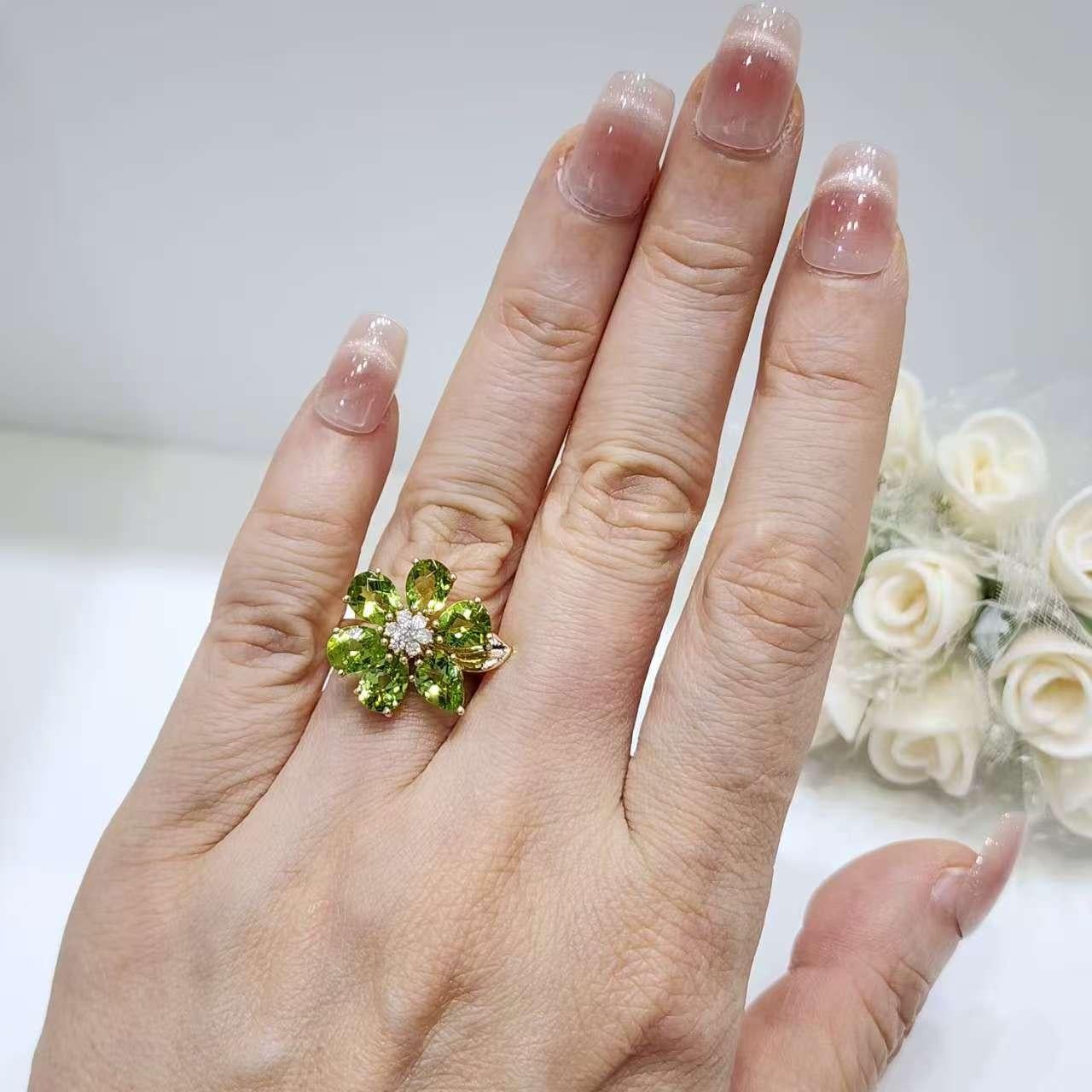 Bague fleur de péridot en or jaune 14K avec diamants en vente 2