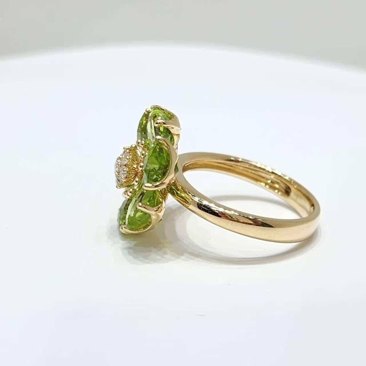 Bague fleur de péridot en or jaune 14K avec diamants en vente 2