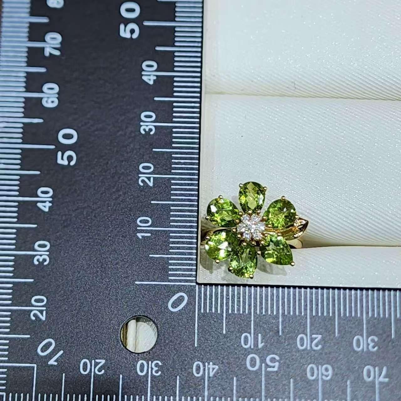 Bague fleur de péridot en or jaune 14K avec diamants en vente 3