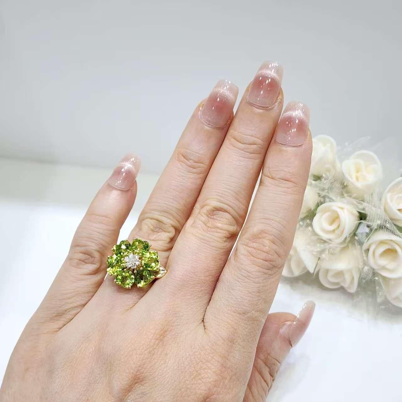 Bague fleur de péridot en or jaune 14K avec diamants en vente 3
