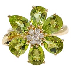 Vibrante anello con fiore di peridoto in oro giallo 14K e diamanti